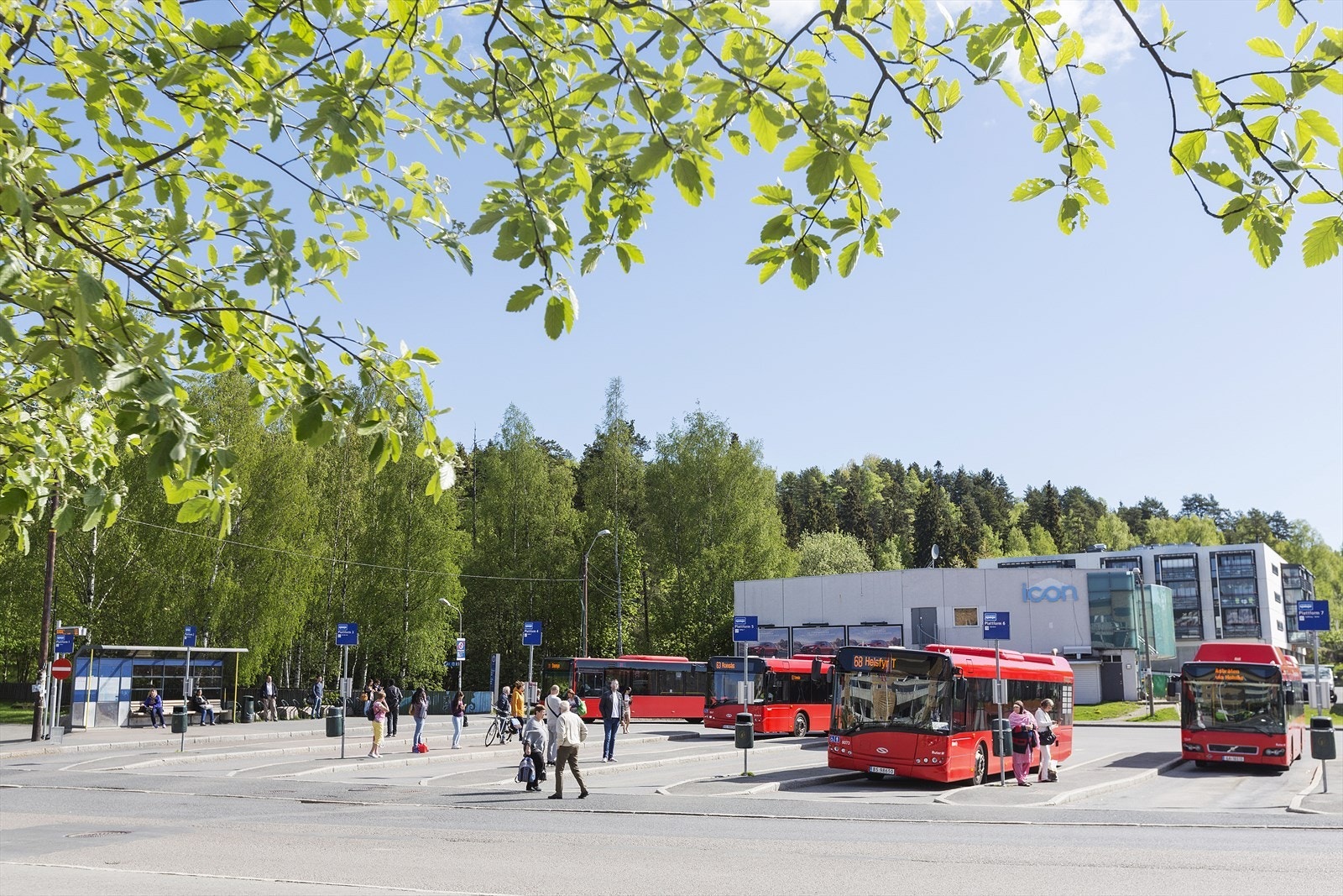 - Bussterminal og t-bane stasjon rett over veien fra senteret, i tillegg kan man ta buss til togstasjonen herfra - Galleribilde