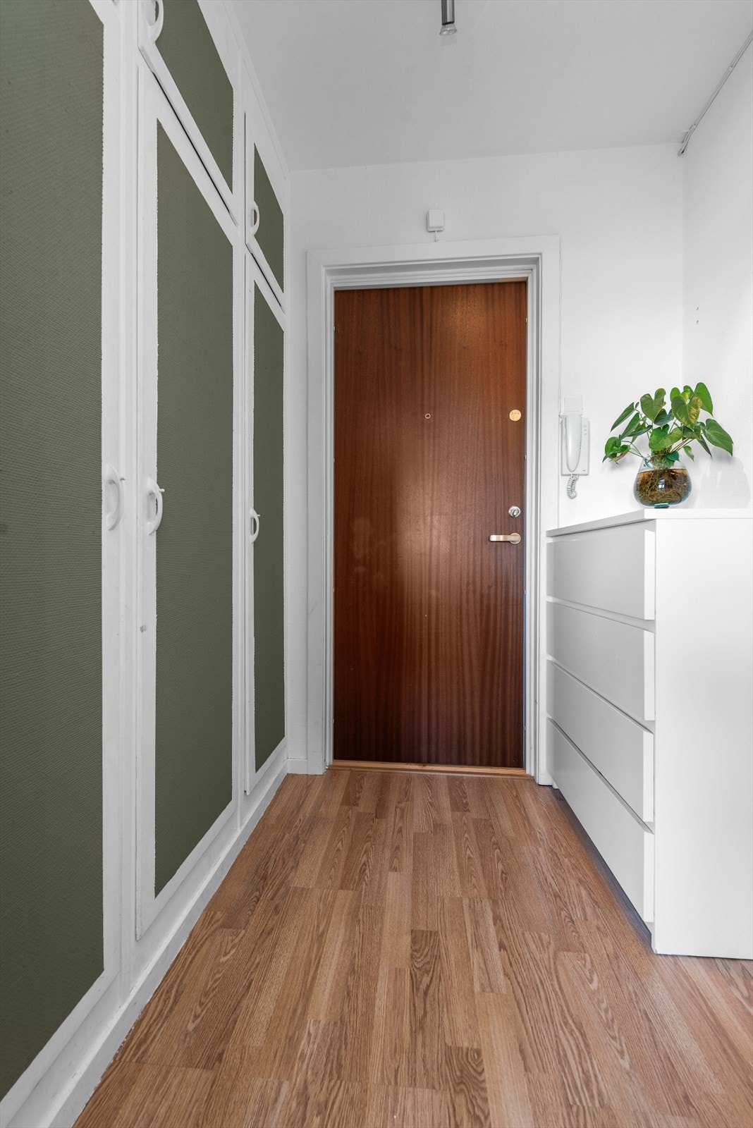 - Entré med godt med oppbevaringsplass i integrert garderobe - Galleribilde