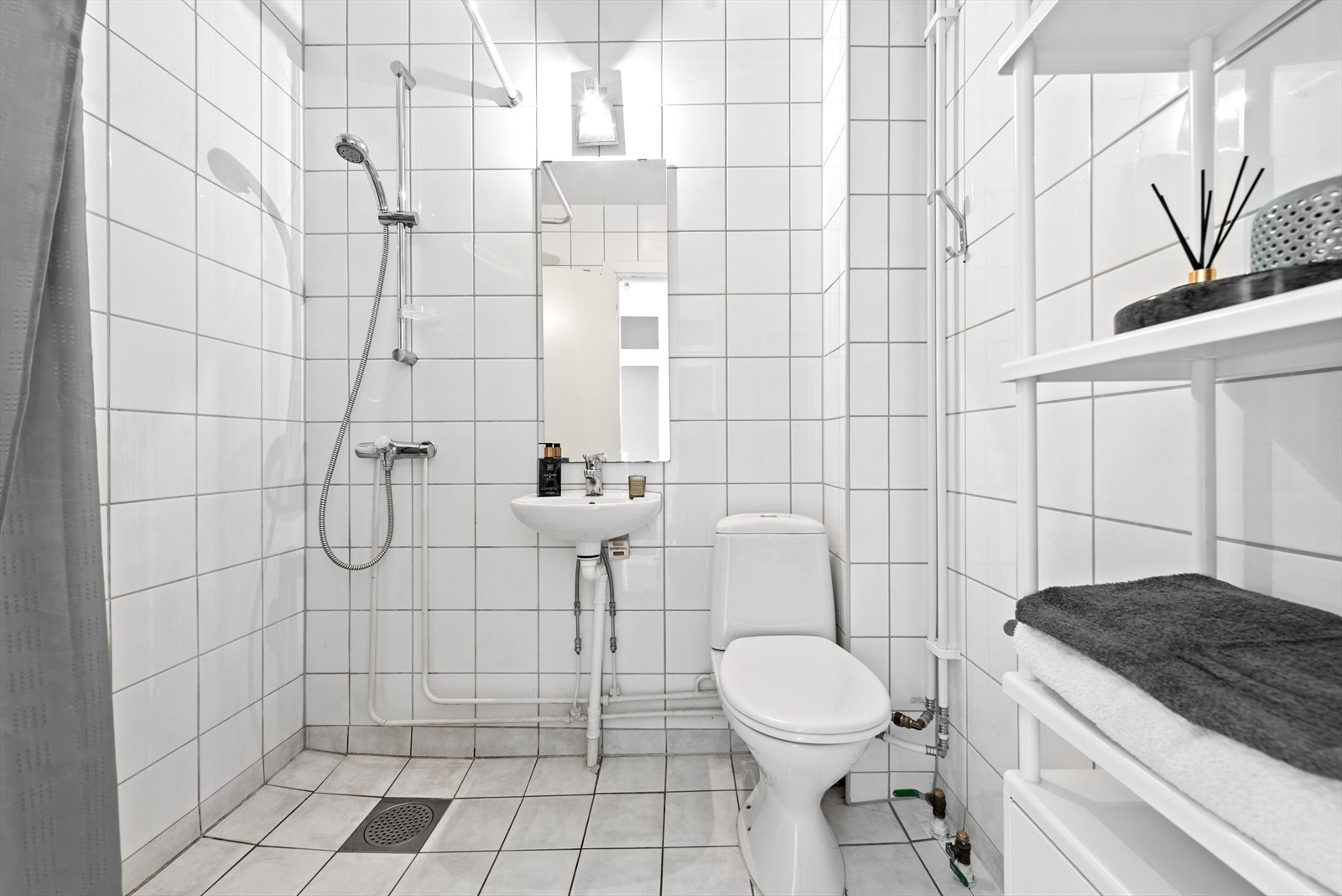 - På badet har man også plass til hylleløsninger - Galleribilde
