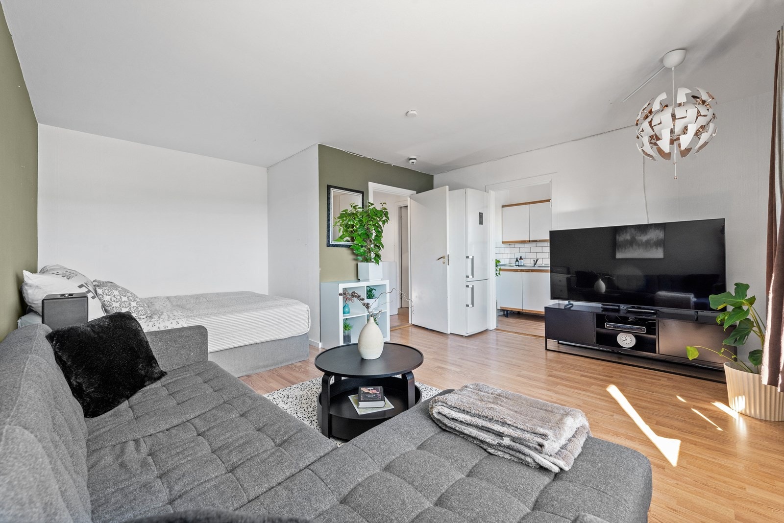 - Stuen har ankomst fra entréen, og har god plass til sofa og TV - Galleribilde