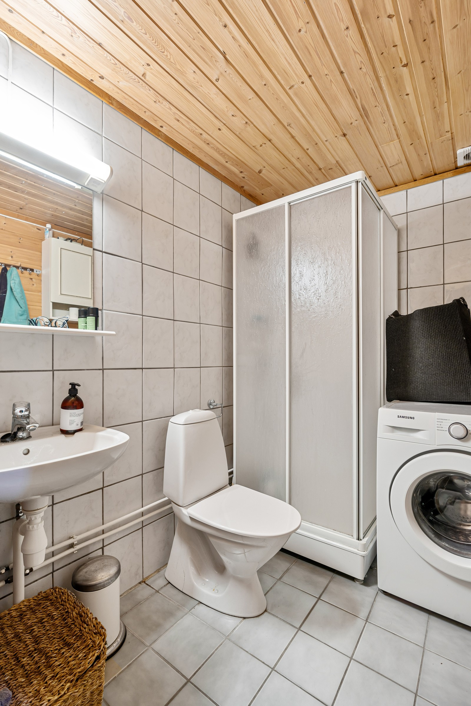 Bad i hybeldel. Opplegg for vaskemaskin.