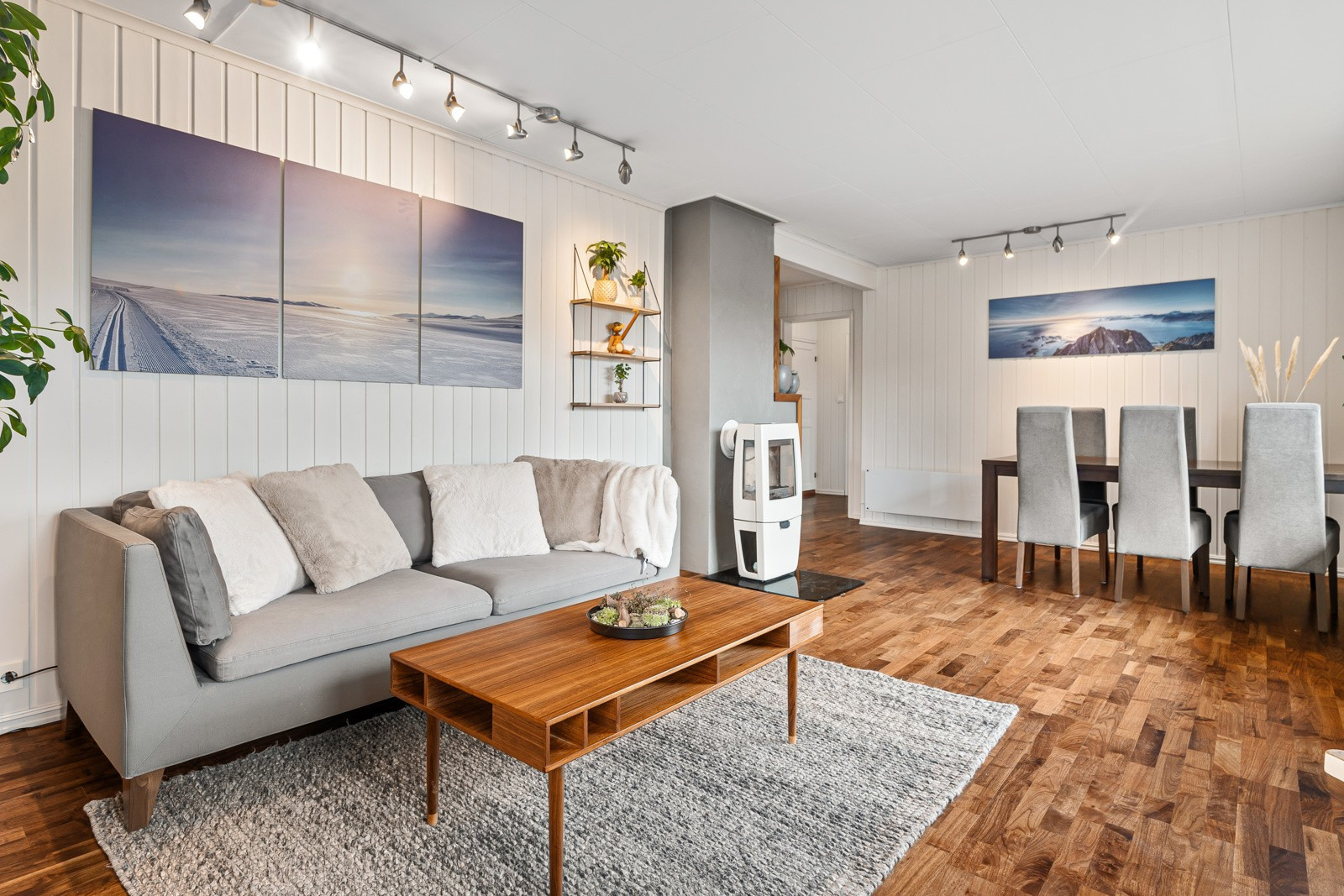 Romslig og lys stue med store vindusflater og god plass til ønsket møblement.