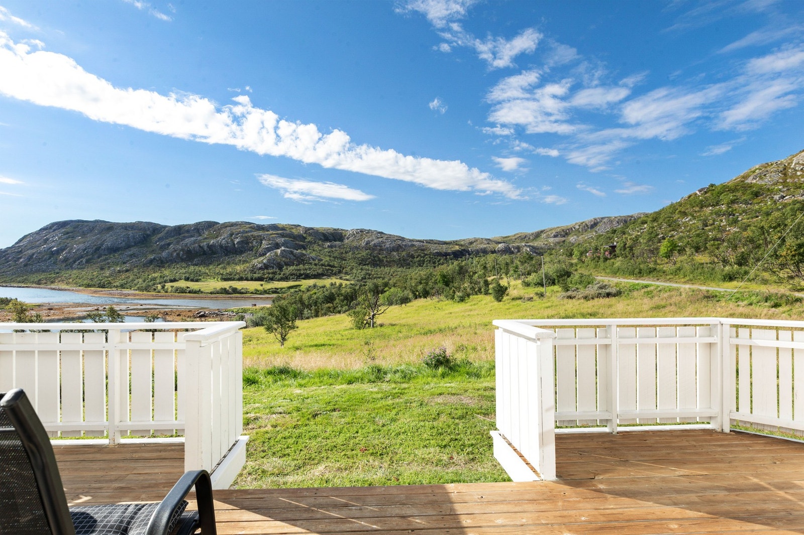 Utsikt fra døråpning i stua Galleribilde