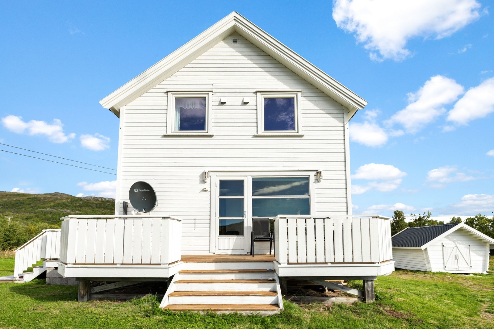 Fra terrassen er det direkte adkomst til hage Galleribilde