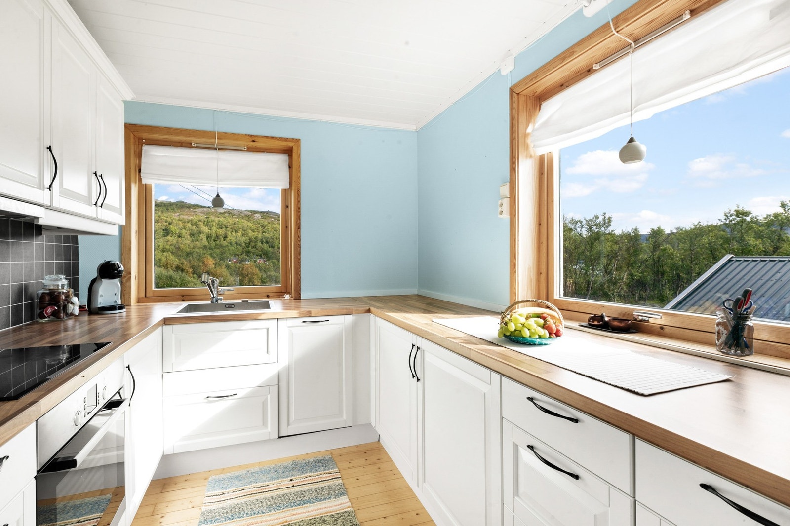 Kjøkkenet har godt med benkeplass og innredningen er fra 2017 Galleribilde