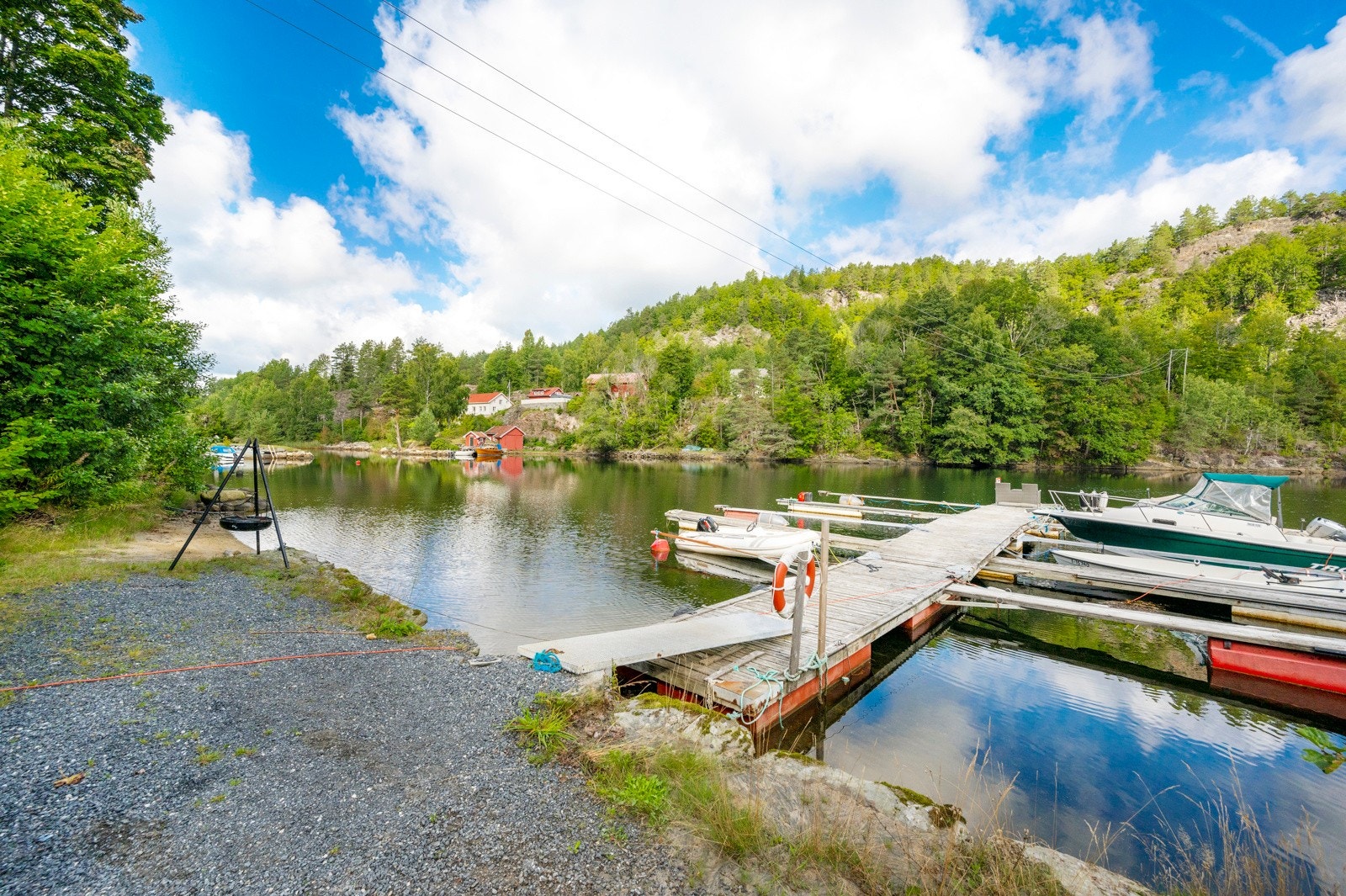 Fra strandlinje med sandstrand og flytebrygge Galleribilde
