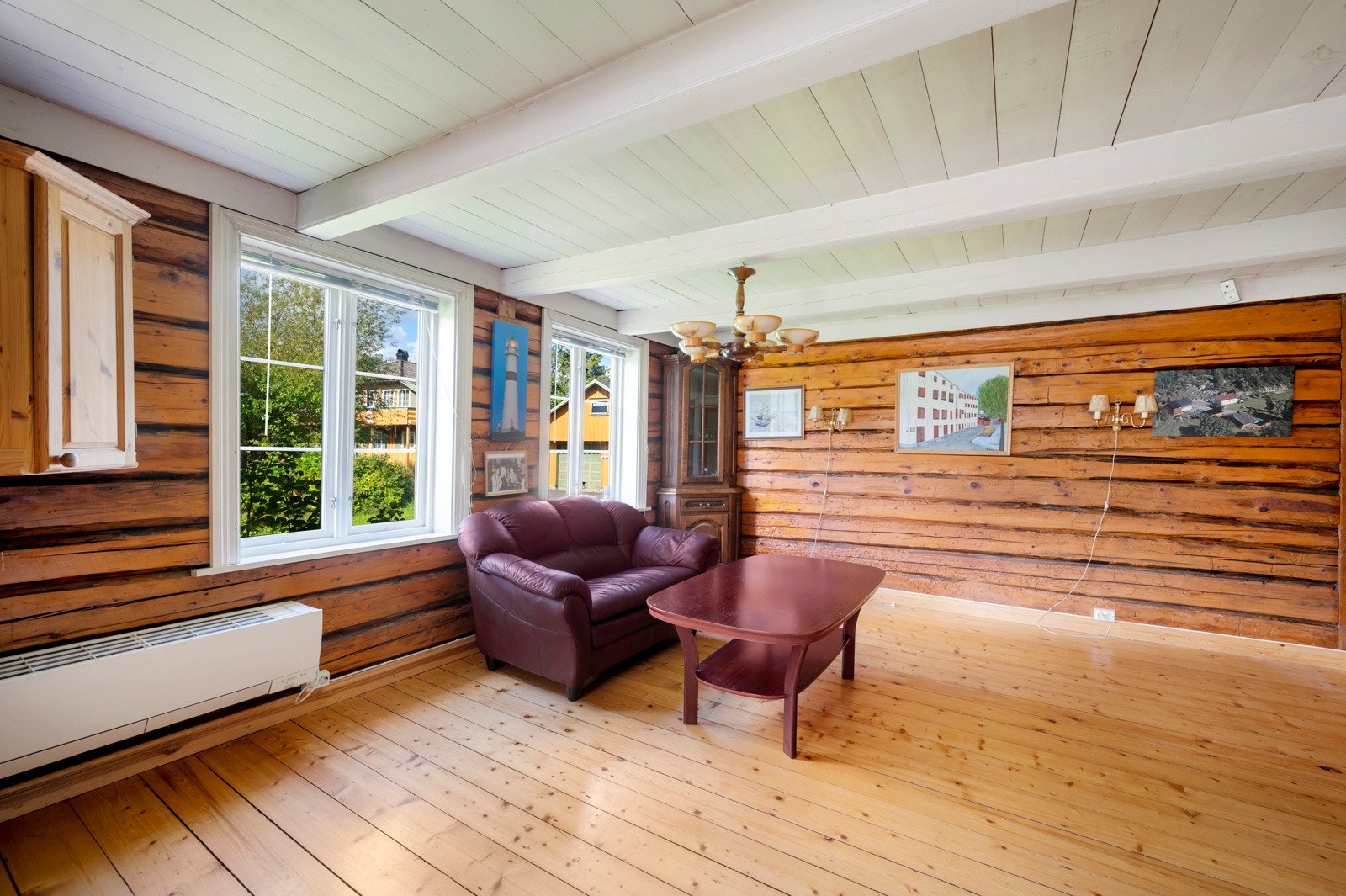 Stue med tømmerkjerner Galleribilde