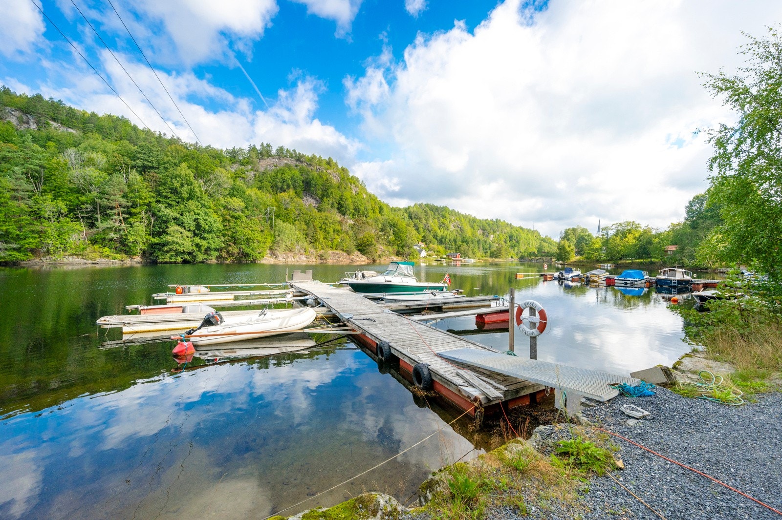 Tilhørende flytebrygge med plass til 10 båter Galleribilde