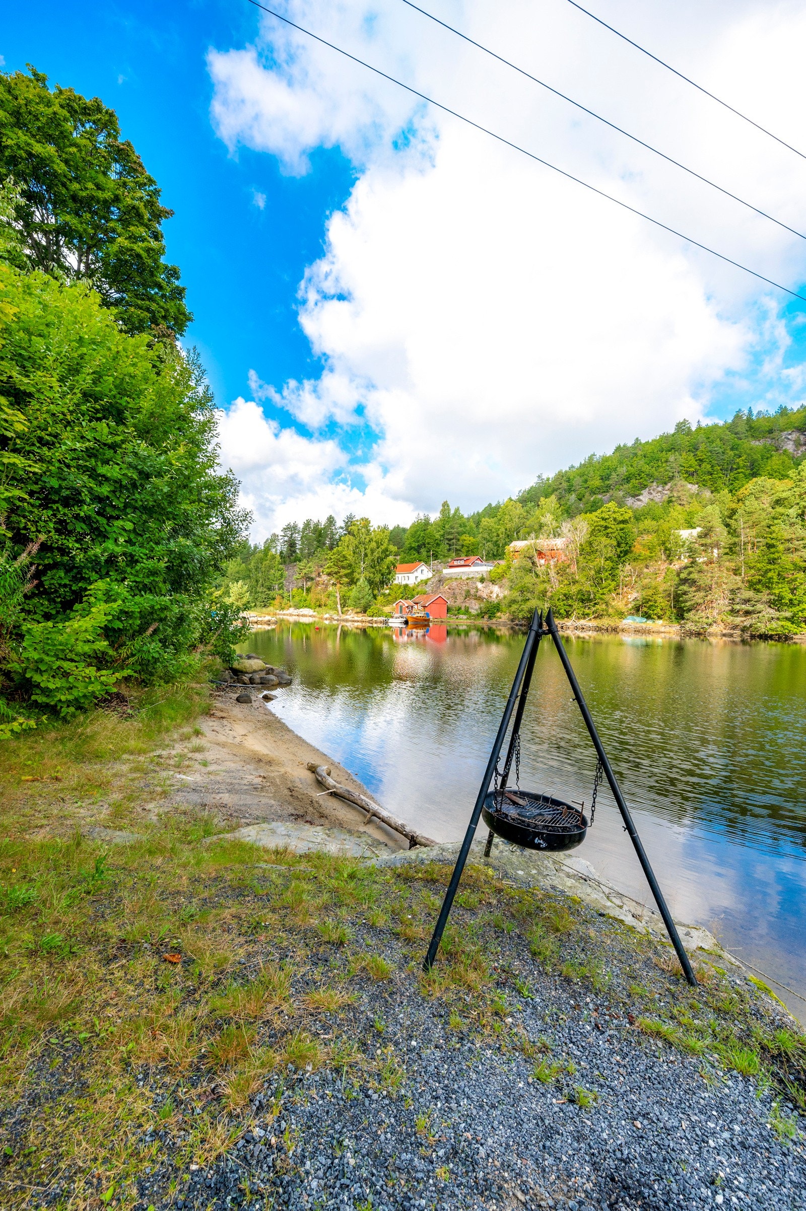 Fra strandlinje med sandstrand og flytebrygge Galleribilde