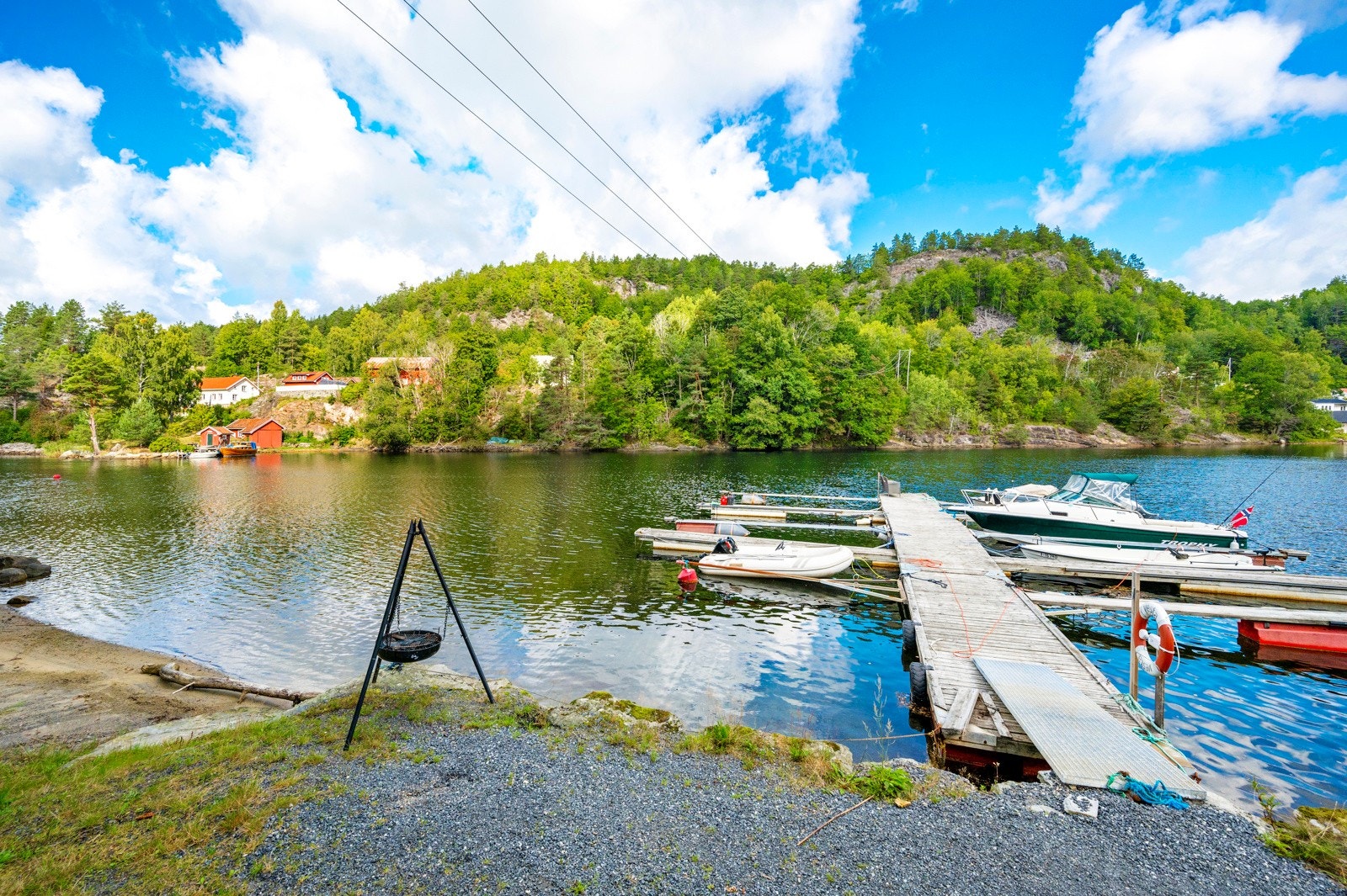 I kort gangavstand har man strandlinje med sandstrand og flytebrygge. Dette kan ikke ses fra huset. Galleribilde