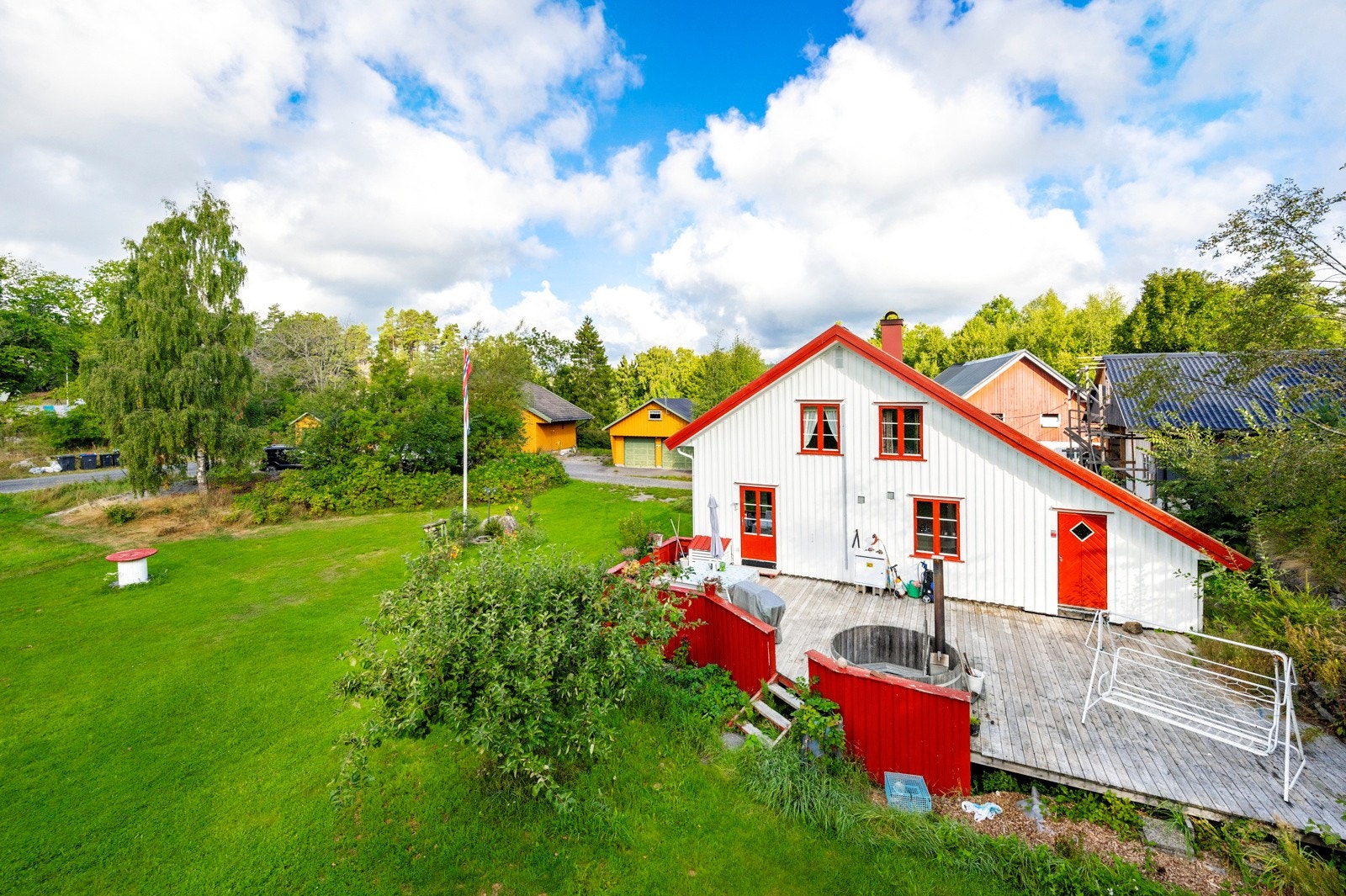 Gul garasje og enebolig, nærmeste nabo Galleribilde