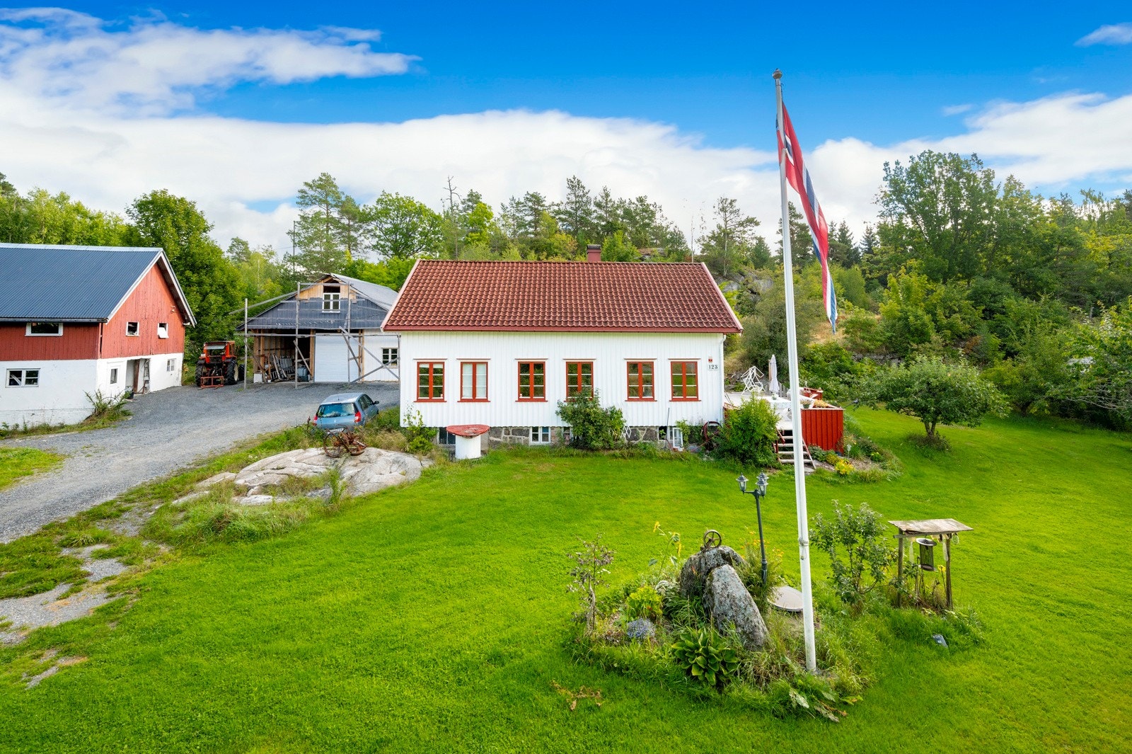 Enebolig, garasje og uthus/driftsbygning Galleribilde