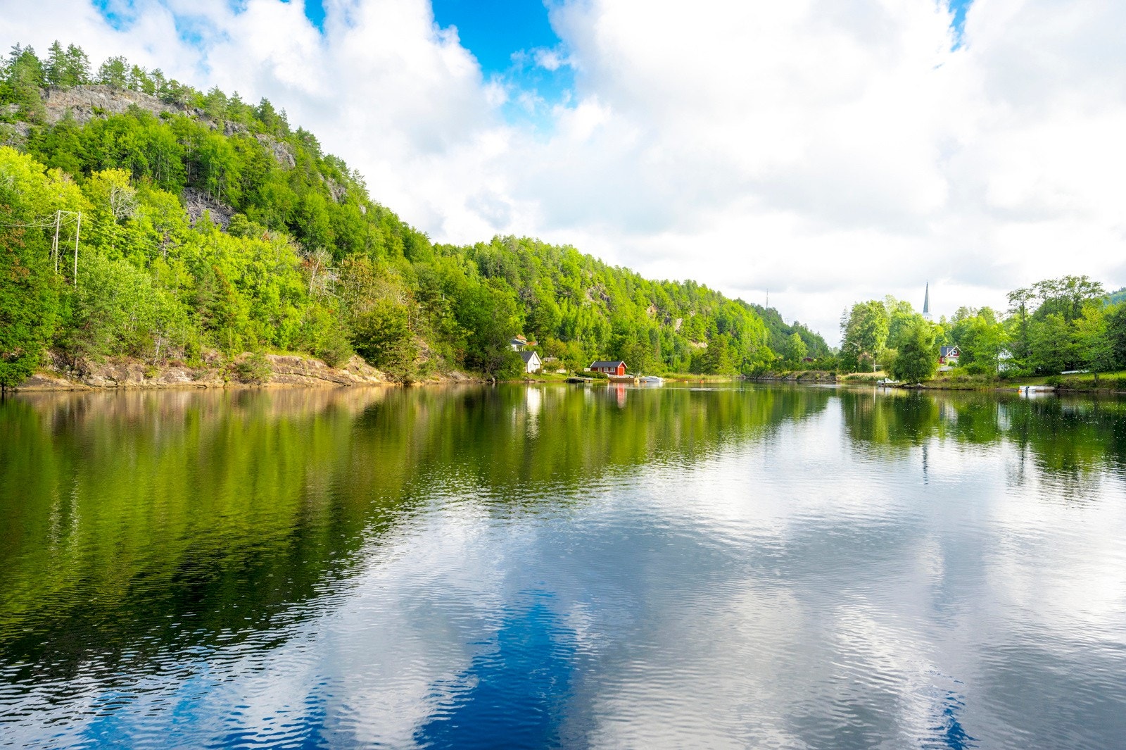 Idyllisk strandlinje ved Lagfjorden, kort gangavstand fra eiendommen Galleribilde
