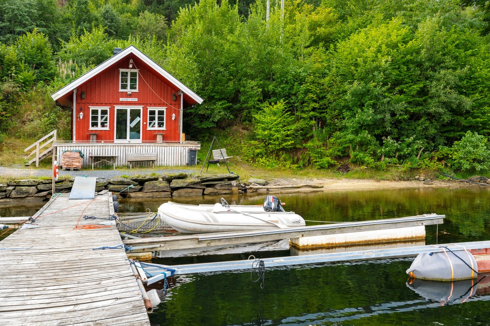 Brygge, sjøbod og sandstrand Galleribilde