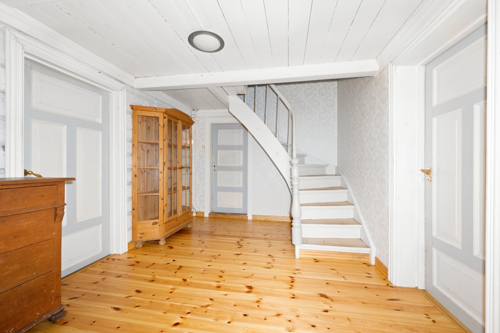 Hall med trapp opp til 2. etasje Galleribilde