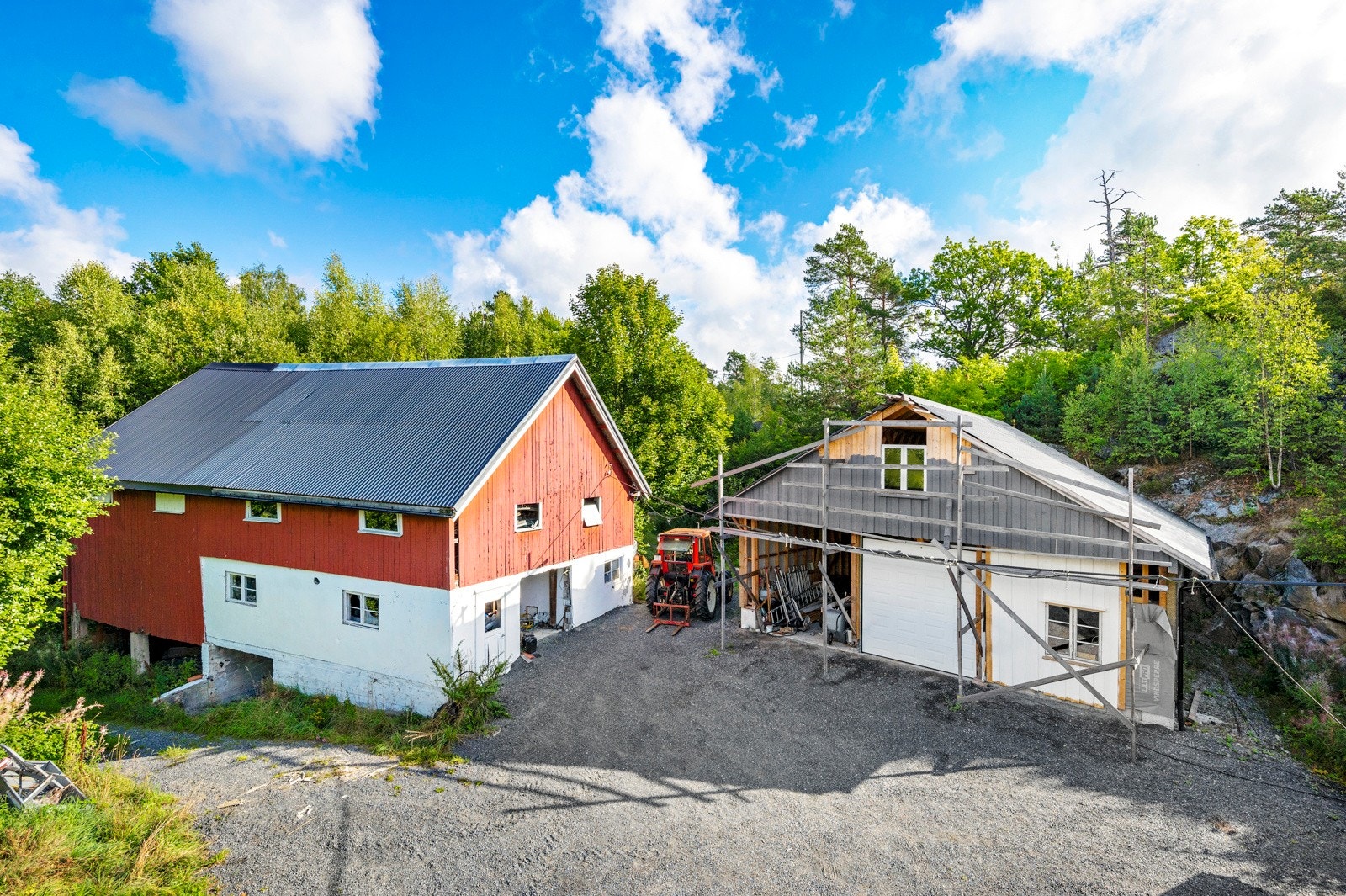 Uthus og garasje Galleribilde