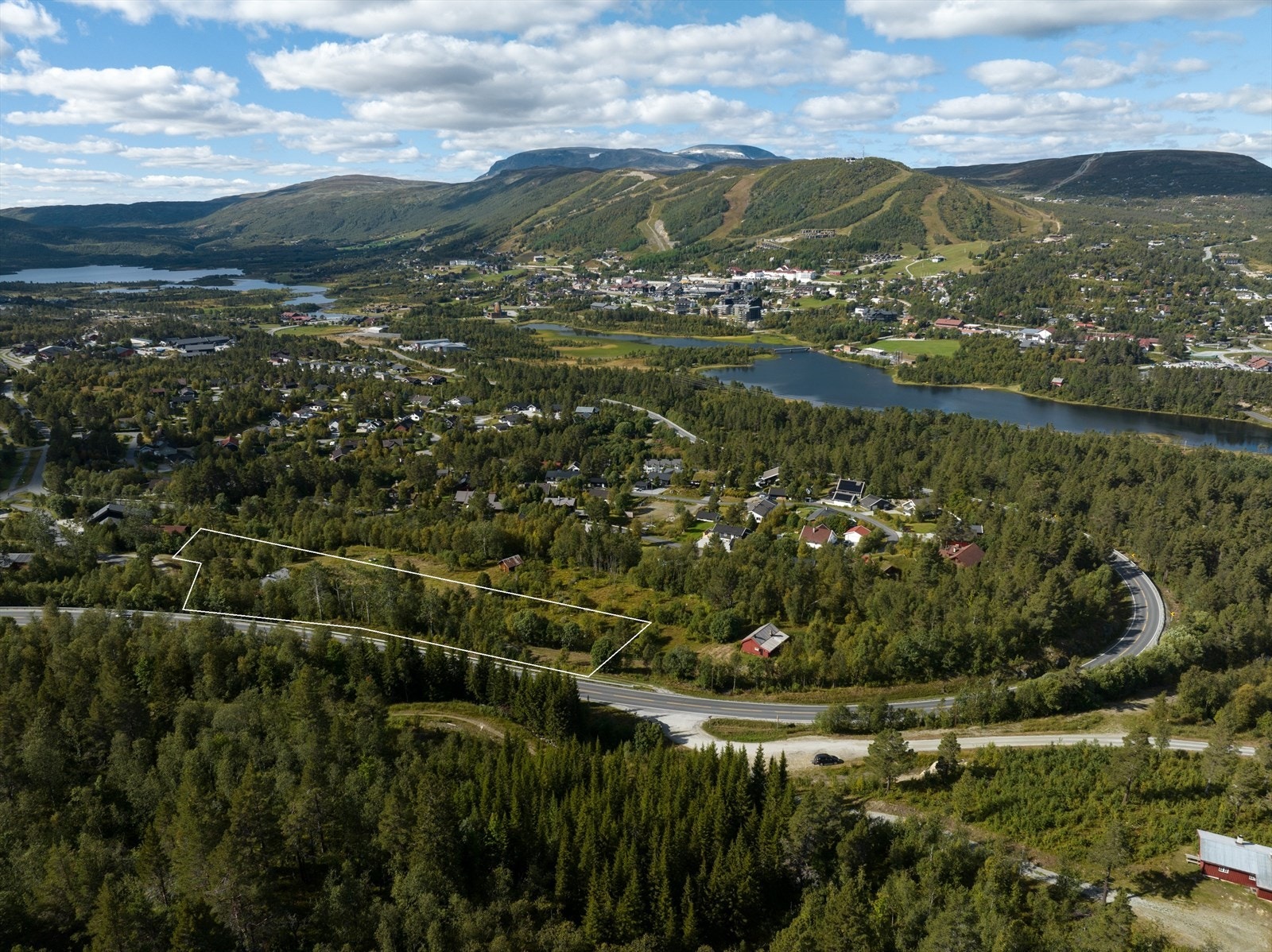 Tomt med utviklingsmuligheter - omriss av tomten her er kun ment å illustrere og avvik forekommer Galleribilde