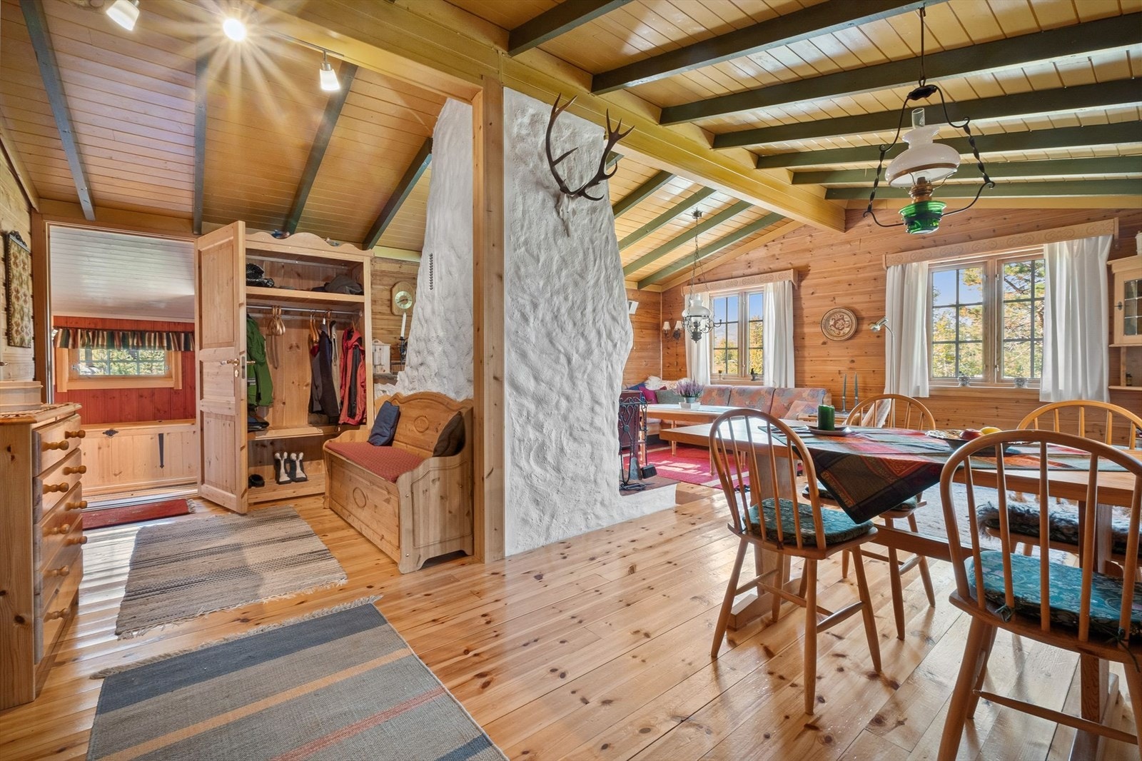 Stor og åpen stue med rikelig plass til ønsket møblering - innbo følger med! Galleribilde