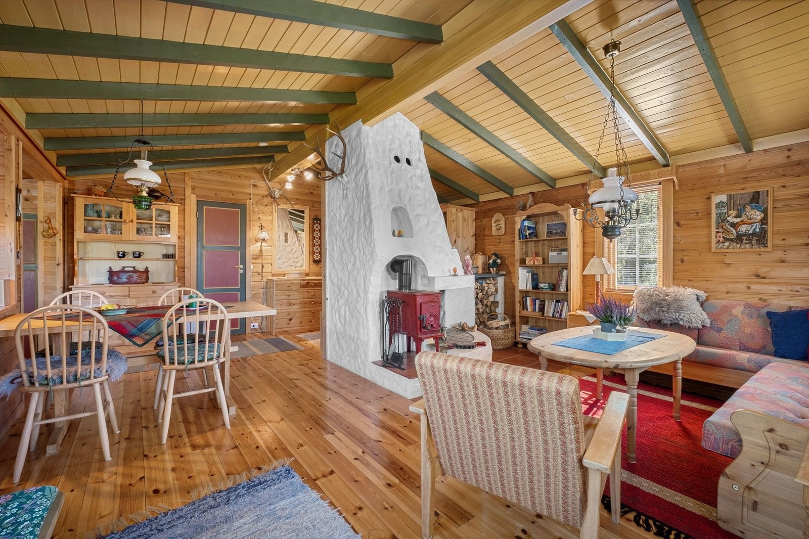 Sentralt i stuen er det en kombinert peisovn og åpen peis Galleribilde