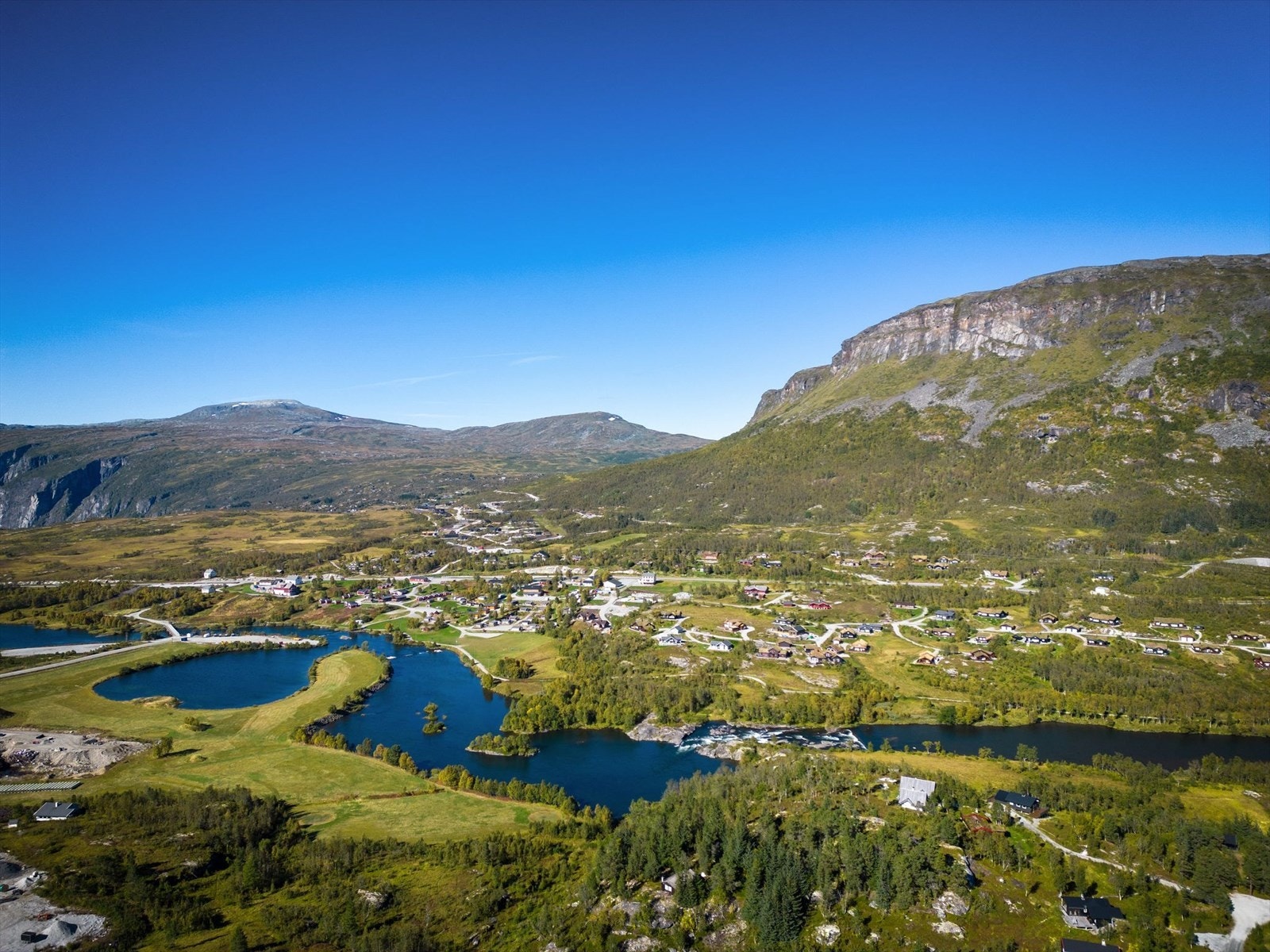 I nærområdet er det rikelig med tur- og skiløyper, og vakker natur Galleribilde
