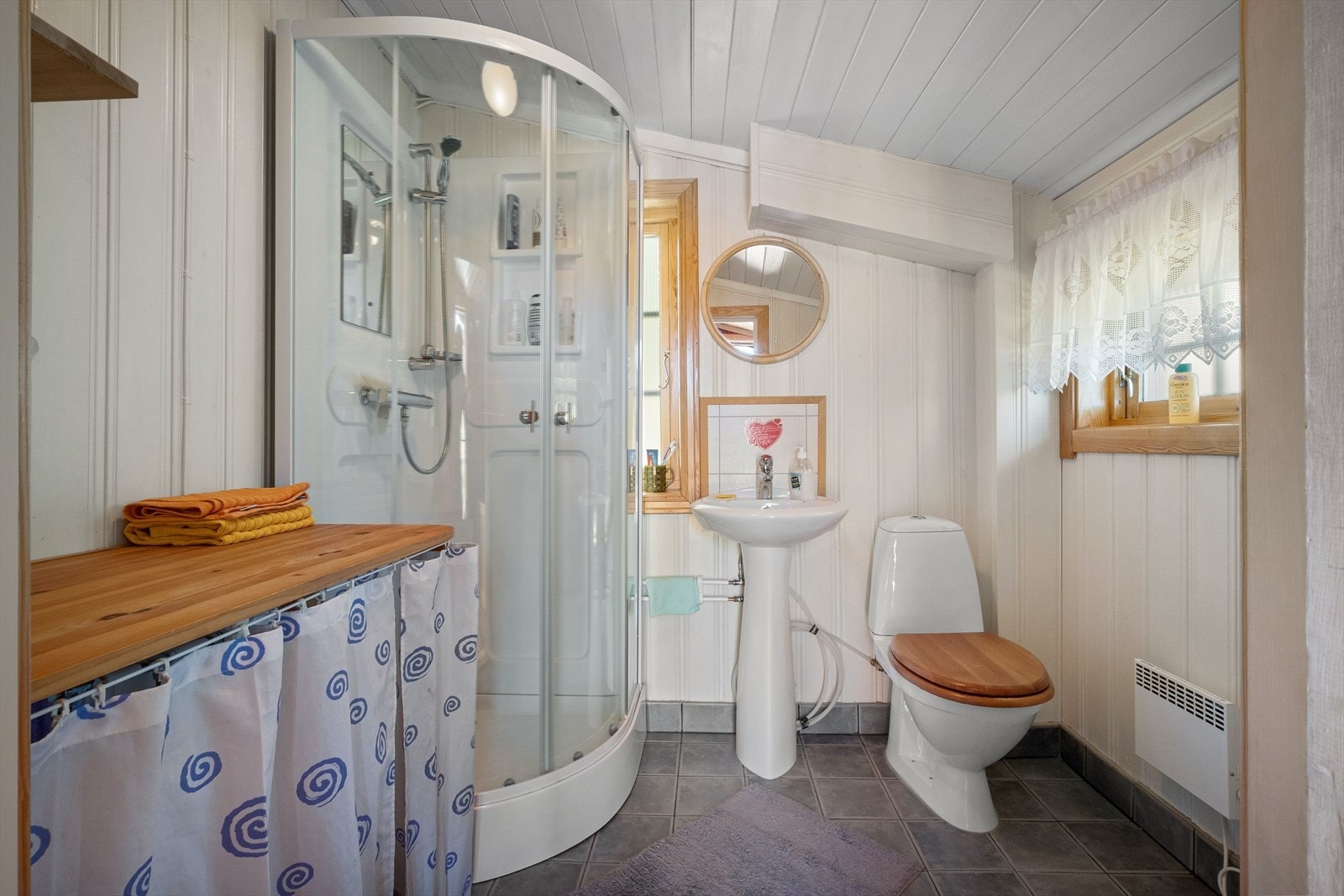 Nytt baderom fra 2010 med innlagt vann og avløp Galleribilde