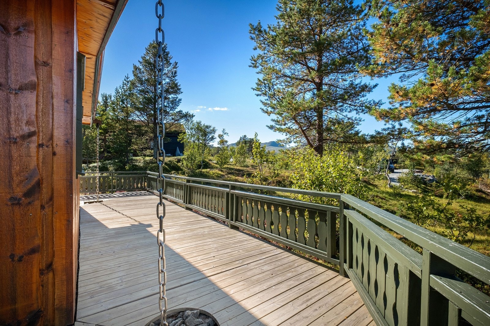 Hytten ligger relativt usjenert til, med få hytter i umiddelbar nærhet Galleribilde