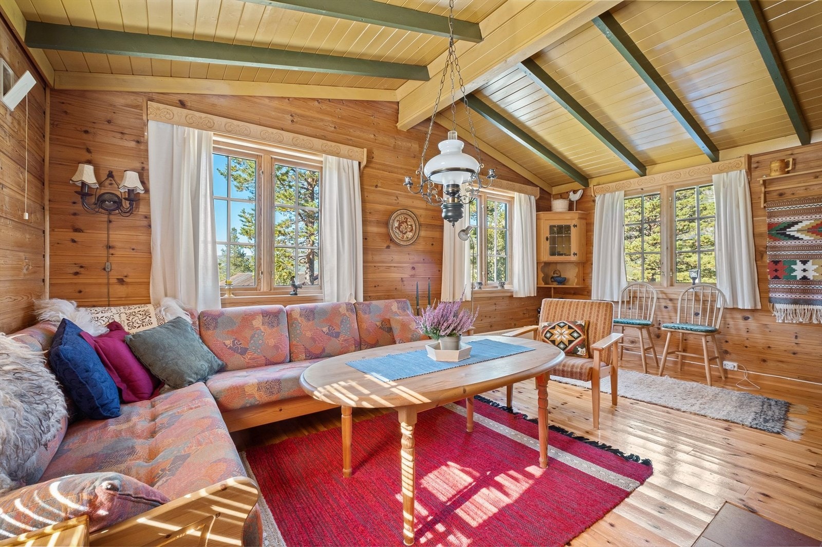 Det er god takhøyde i stuen Galleribilde