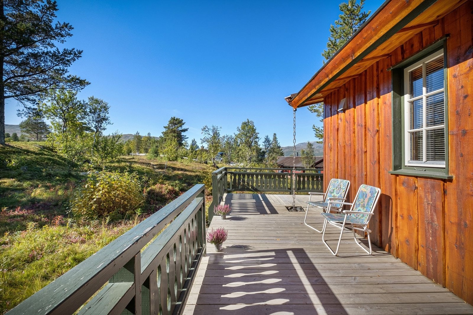 I solveggen på terrassen kan man nyte hyttelivet Galleribilde