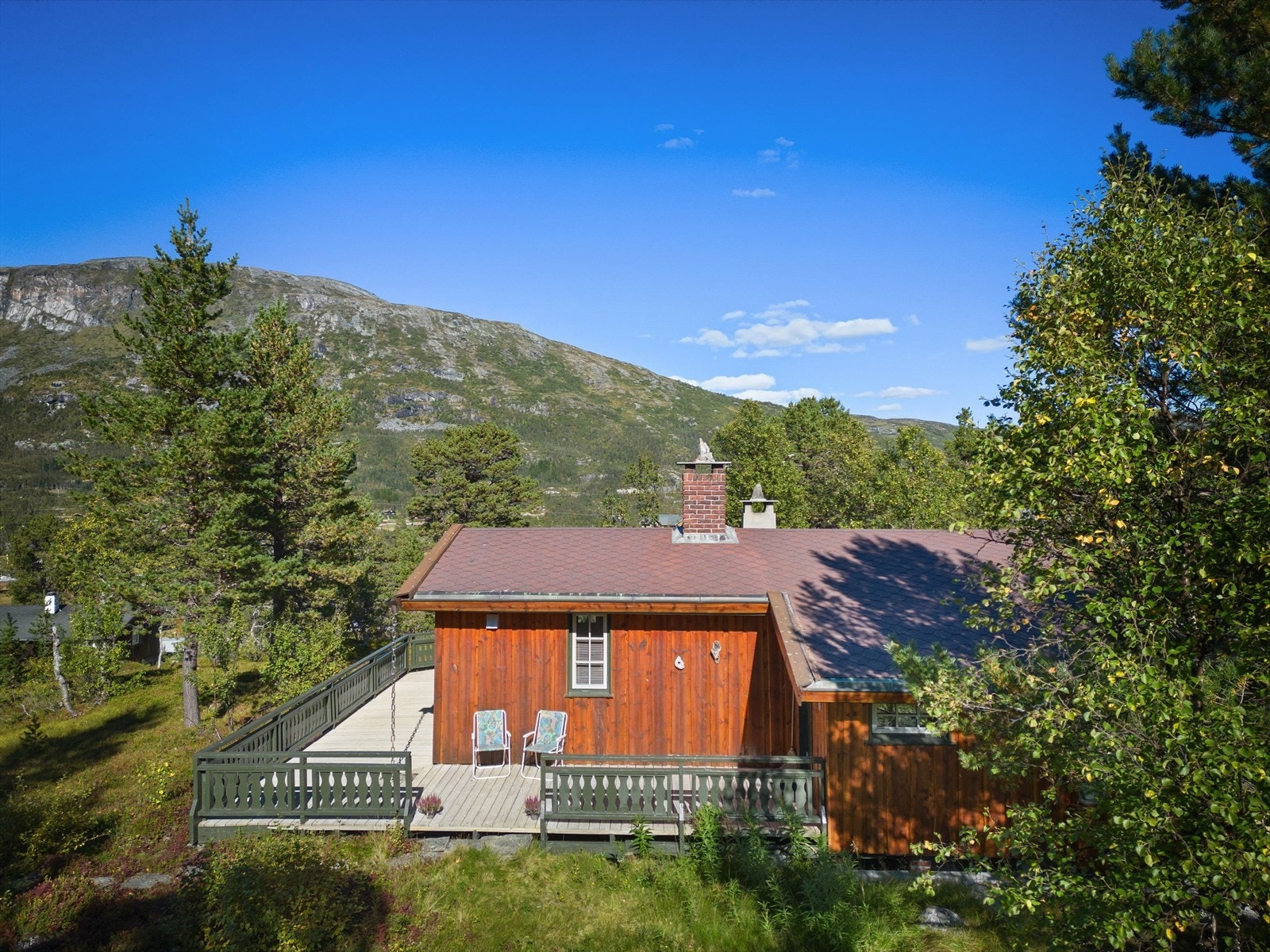 Hytten ligger fint til med naturtomt og stor terrasse Galleribilde