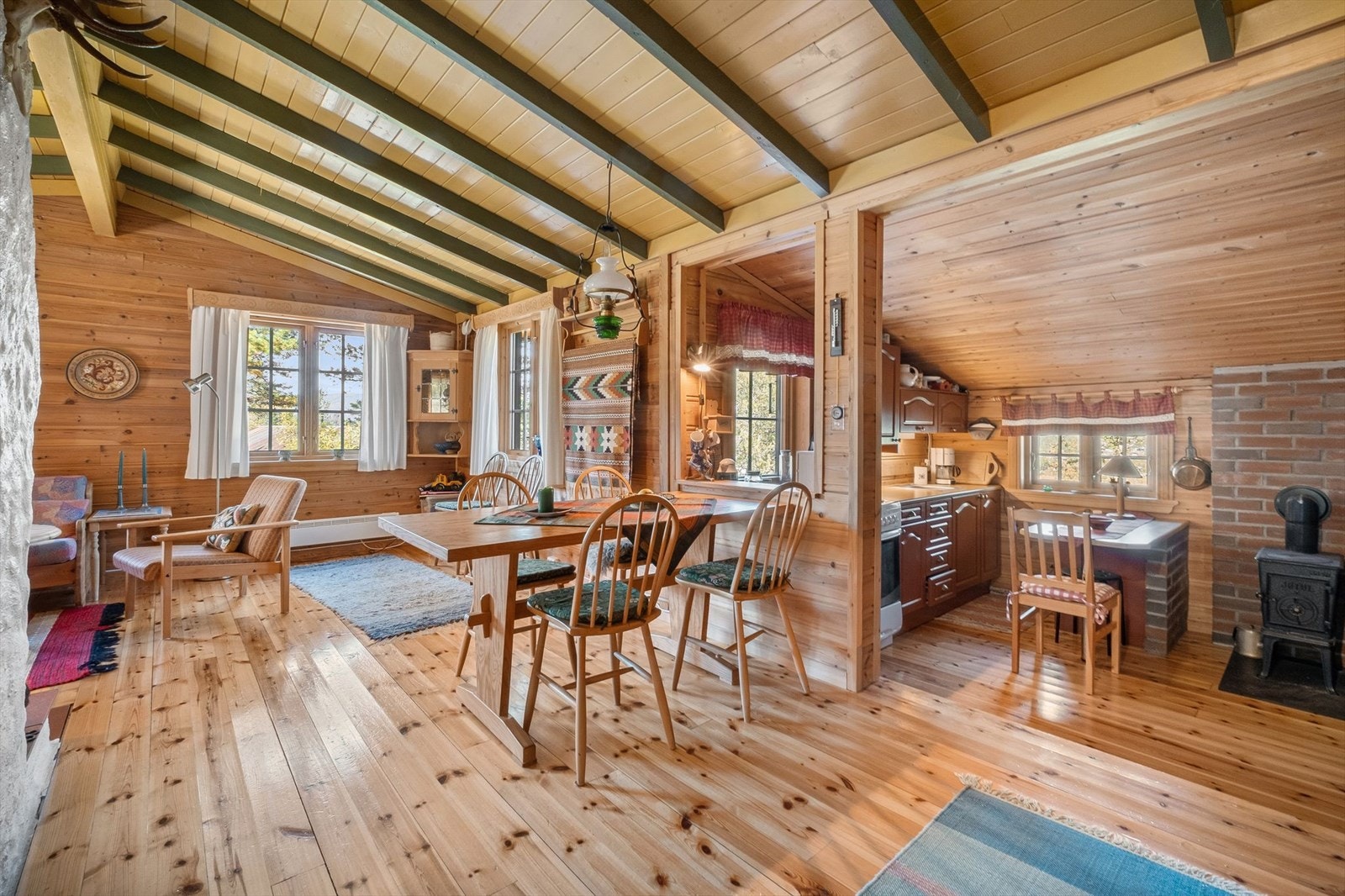 Fra stuen er det en åpen løsning ned mot kjøkkenet Galleribilde