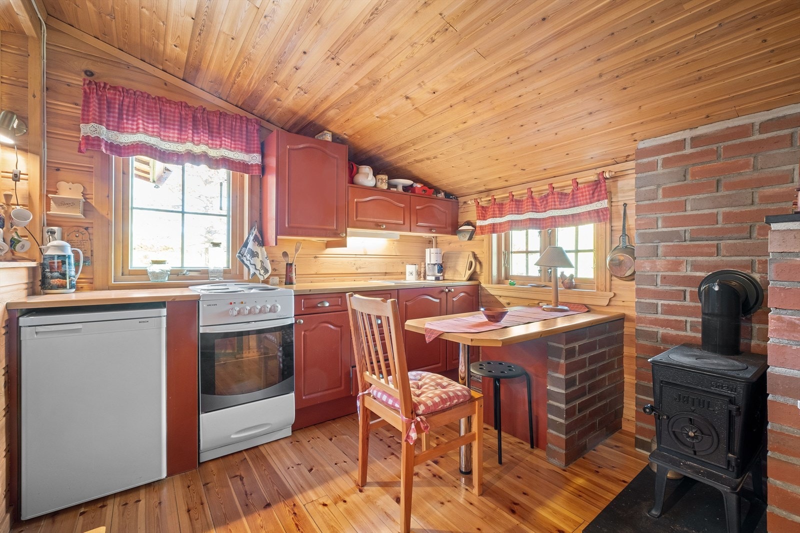 Kjøkkenet er fra 2003, og har en koselig spiseplass og vedovn Galleribilde