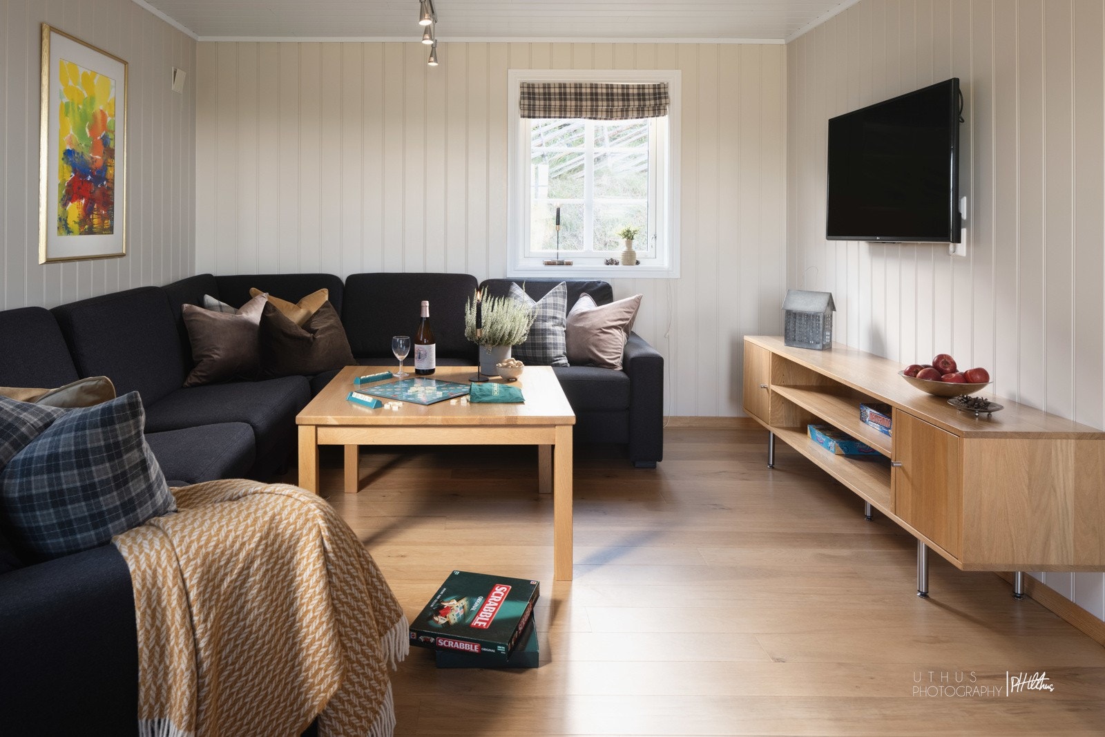 Boligen har 1 Tv stue til de voksne og 1 til barna, hvor den ene er i hovedetasjen og den andre er i 2. etasje Galleribilde