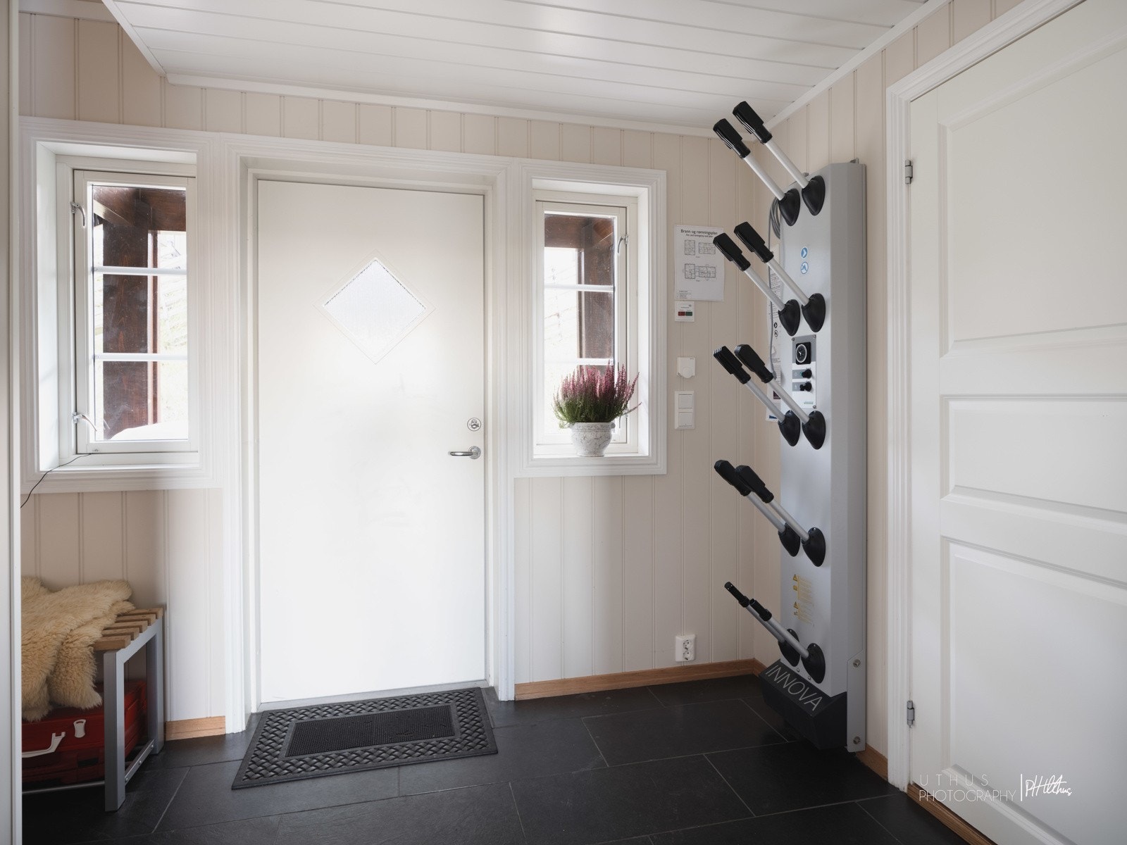Entrèen er lys og trivelig med god plass til å sette fra seg sko og henge yttertøy i garderobeskap. Det er her også satt opp en praktisk elektrisk skisko varmer, slik at skiskoene er tørre til neste tur. Galleribilde