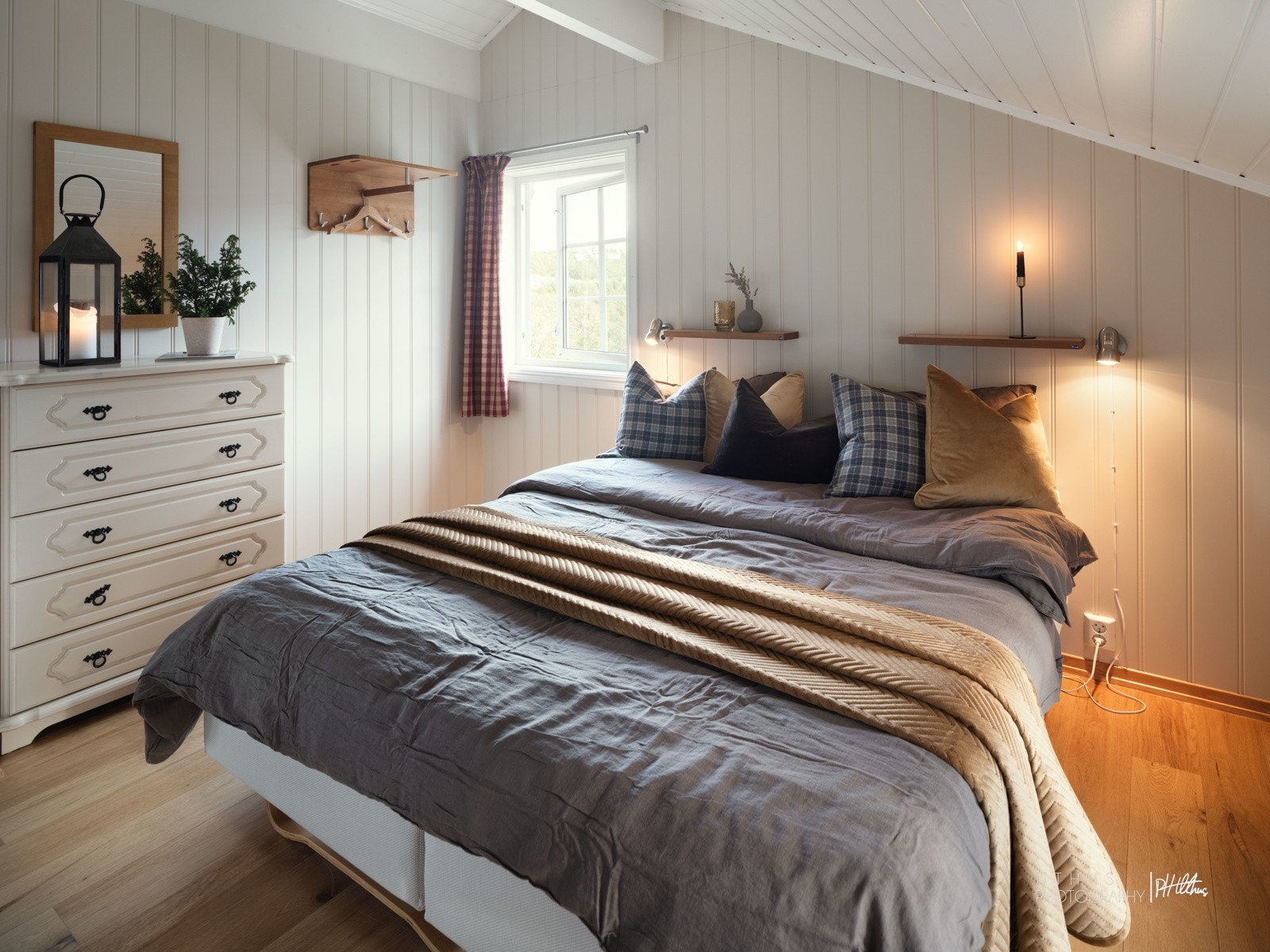 Hovedsoverommet har plass til ønsket garderobeløsning, stor seng og nattbord. Galleribilde