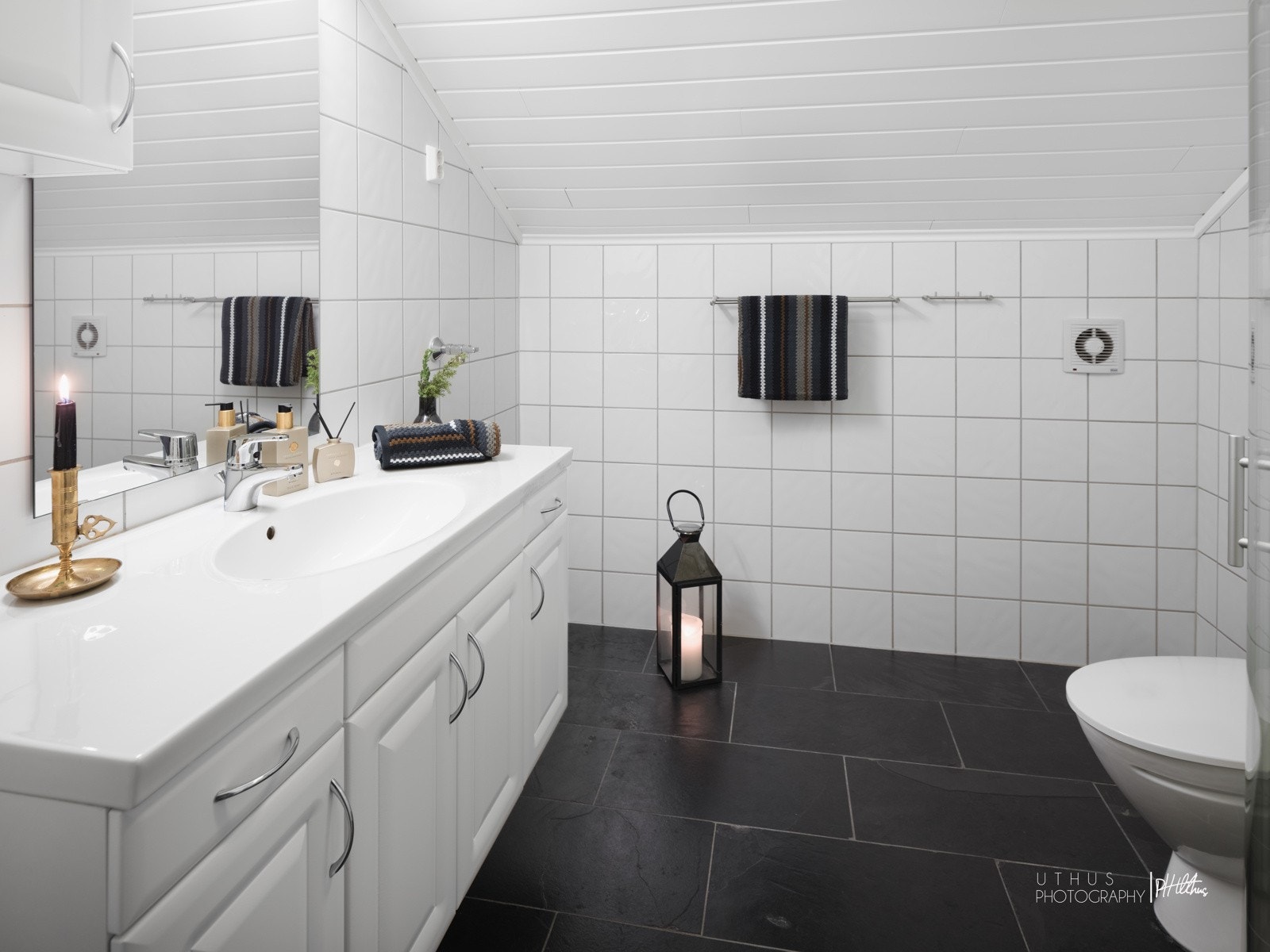 Badet i 2. etasje - Utstyrt med servantsskap, toalett, dusjhjørne med glassdører. Det er her også opplegg for vaskemaskin. Galleribilde