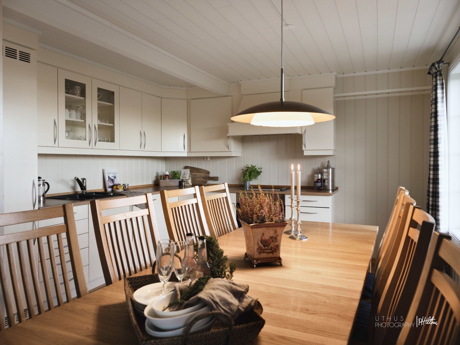 Flott kjøkkeninnredningen som er lys og moderne med slette hvite fronter og foliert/finnert benkeplate med nedfelt vask. Galleribilde