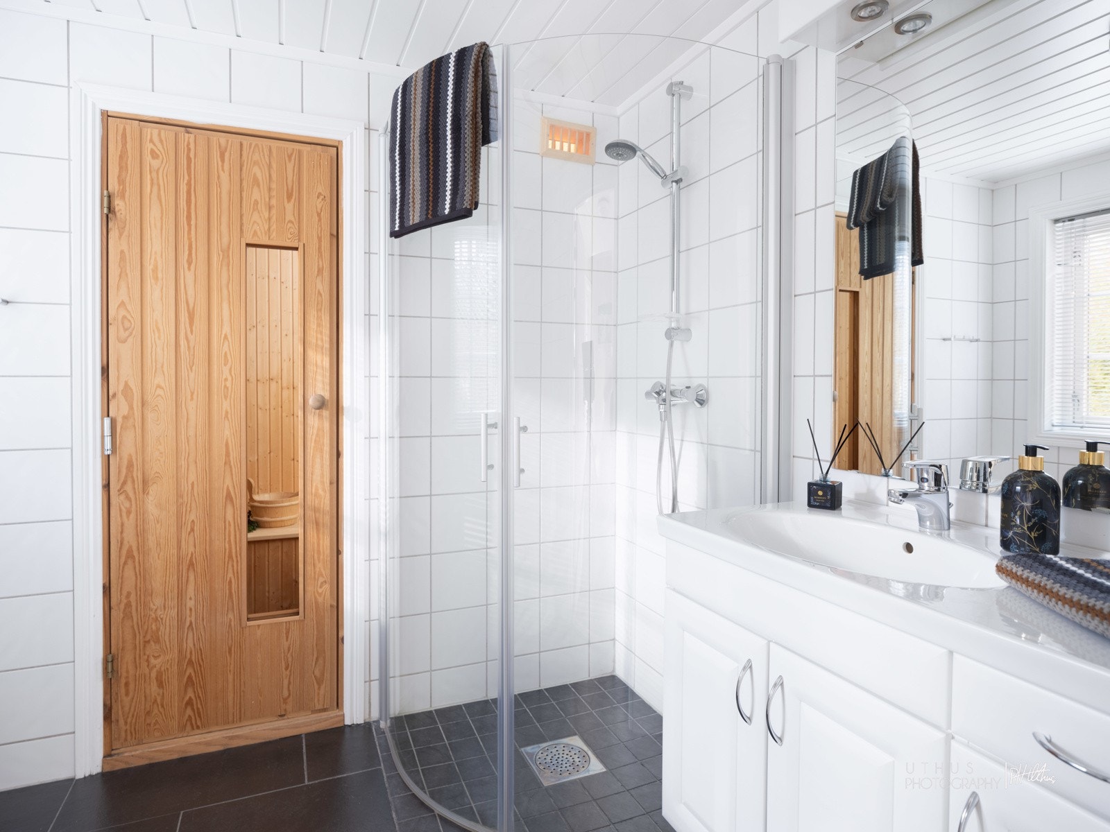 Baderommet er lekkert helfliset med lyse fliser på vegg og mørkegrå på gulv. Galleribilde