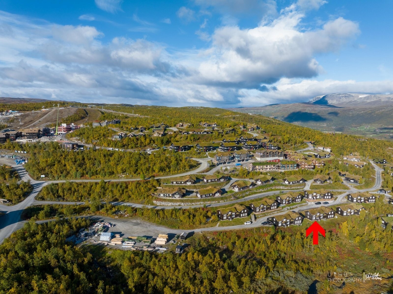 Beliggenhet i Geilo fjellandsby gir muligheter for feriedager både vår, sommer og høst med unike naturopplevelser. Her ser du også toppen av Kikutheisen. Galleribilde