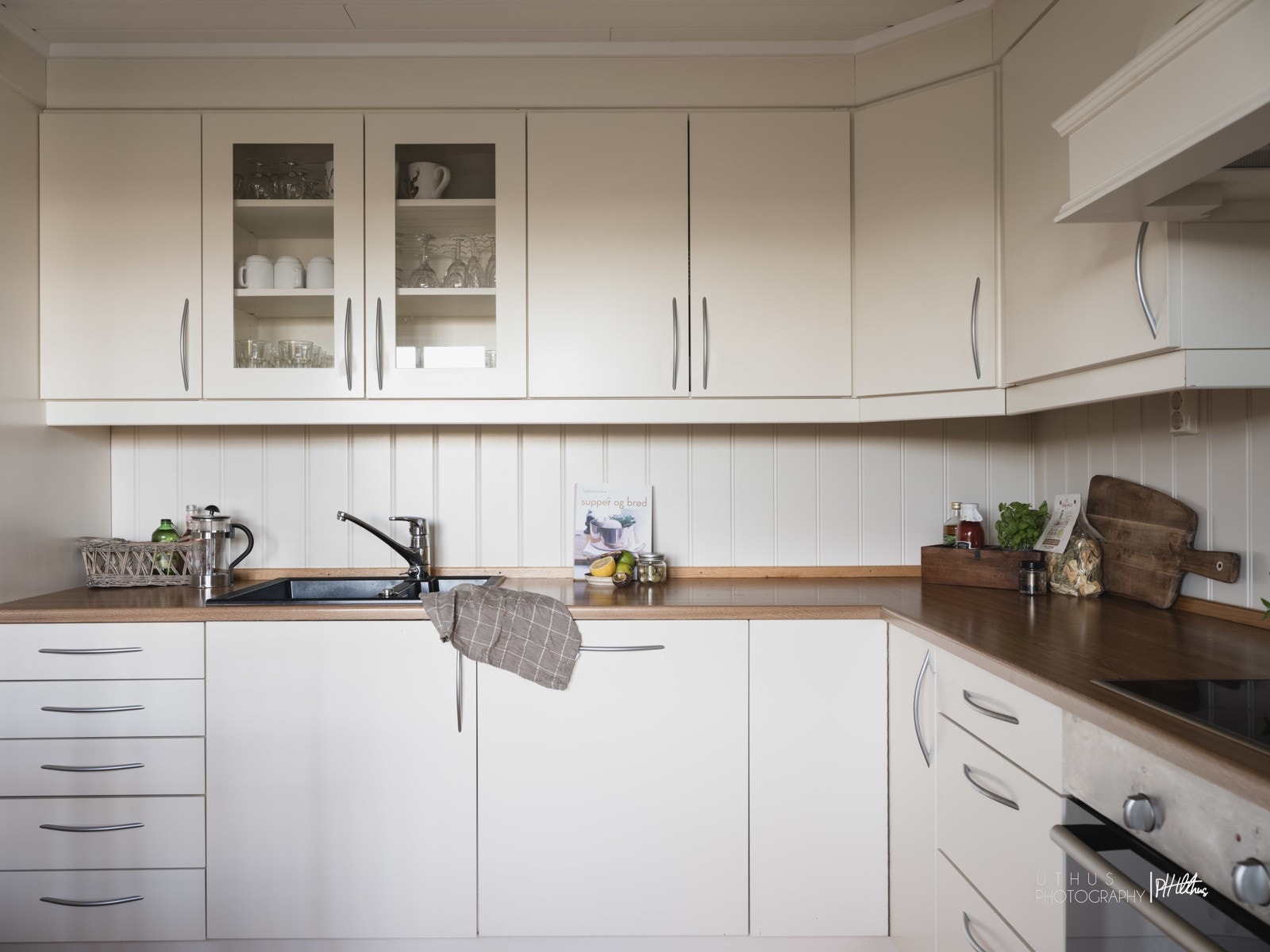 Her er rikelig med skap- og benkeplass! Kjøkkenet har videre integrert kjøl/frysskap, komfyr, platetopp og oppvaskmaskin. Galleribilde