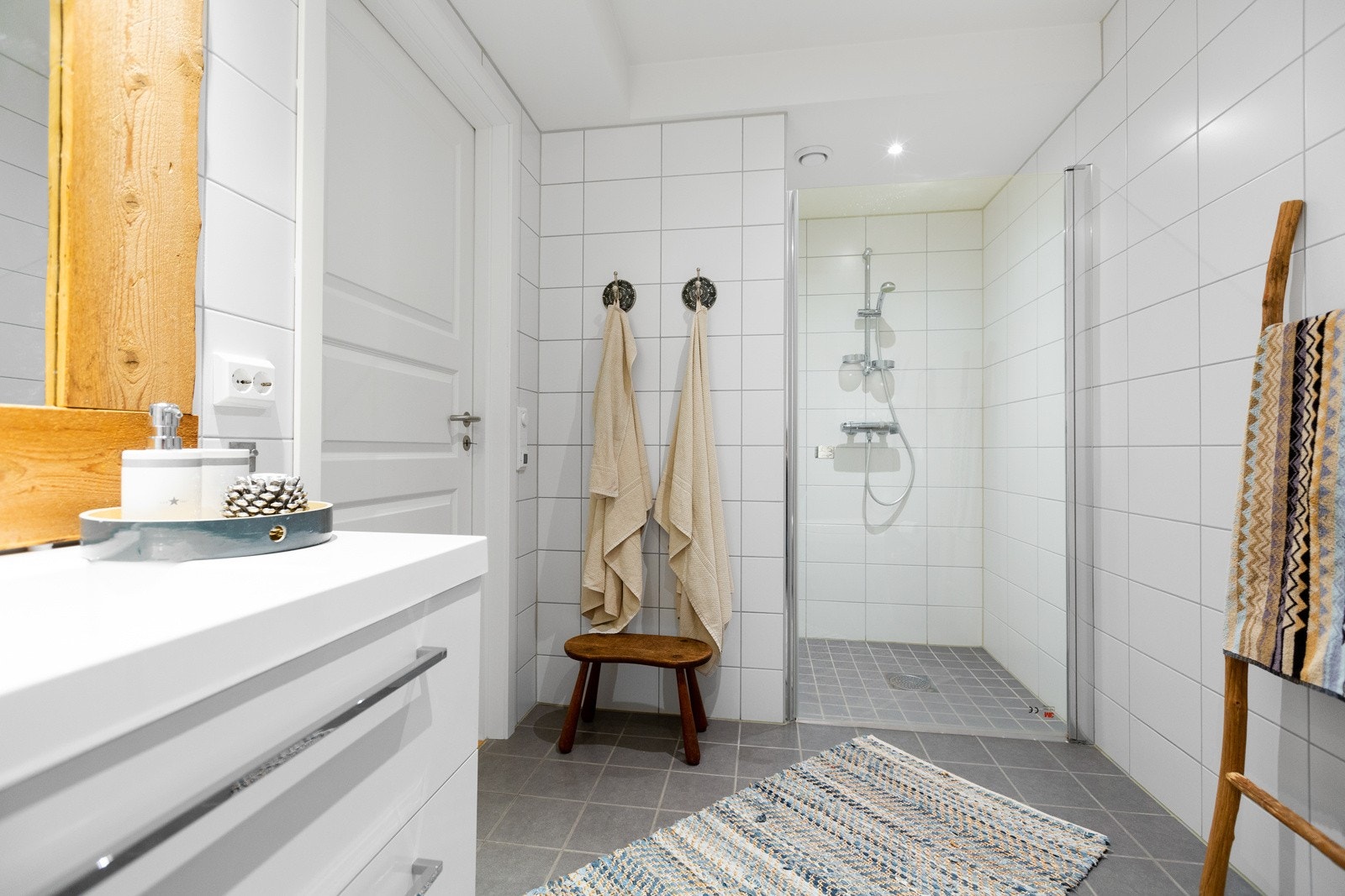 Delikat og romslig bad med varme i gulvet. Galleribilde