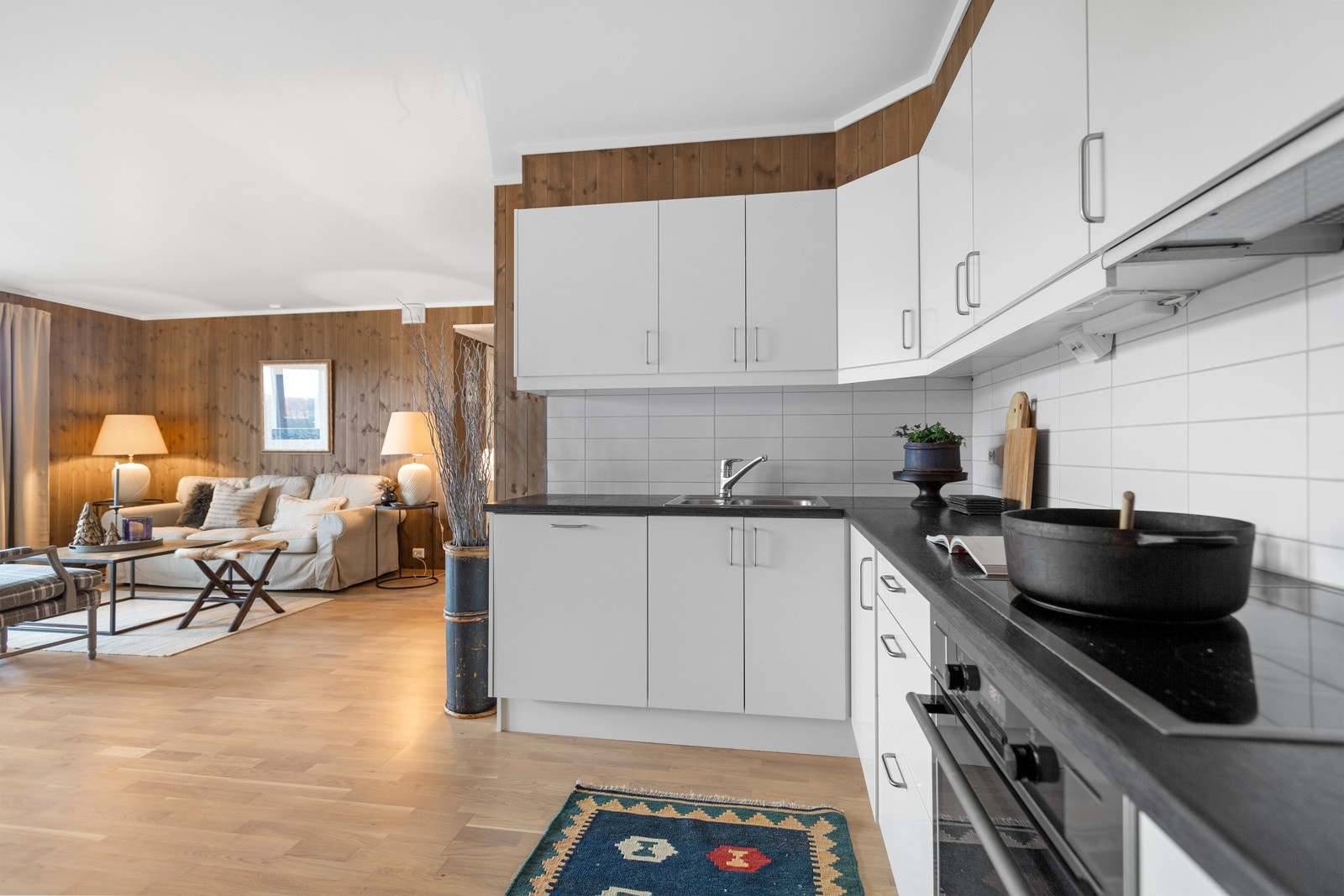 Moderne kjøkken med innredning med laminerte skrog og glatte hvite fronter. Galleribilde