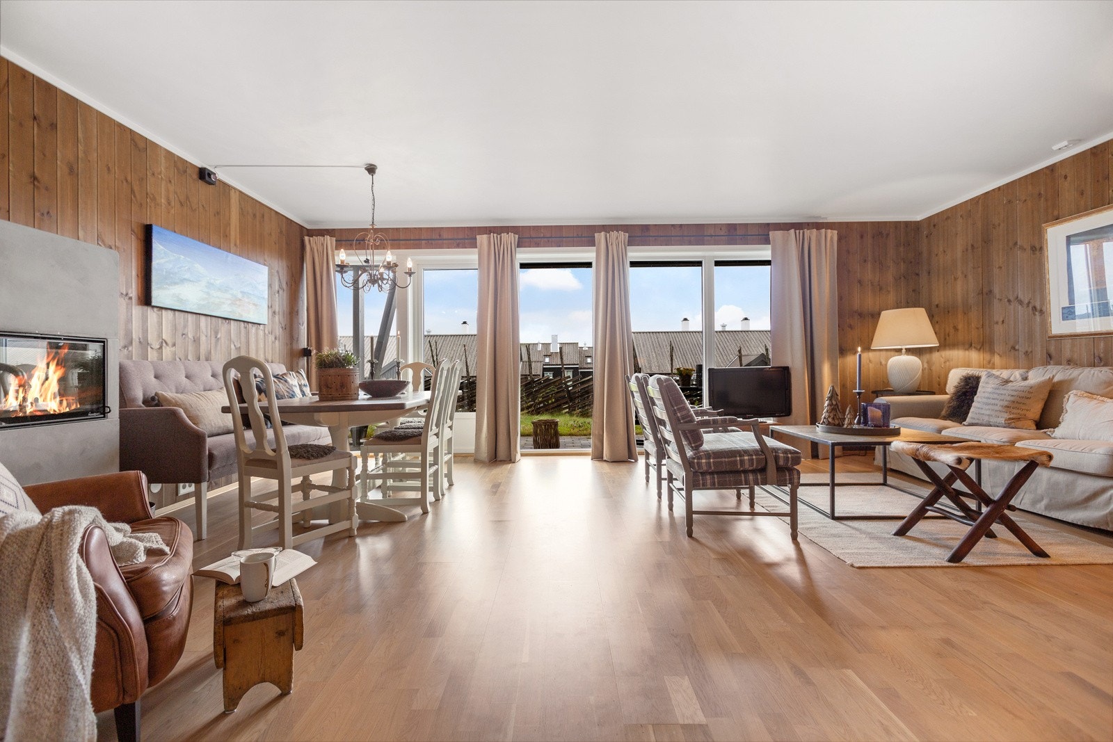 God plass til både sofagruppe og spisestuemøbler. Galleribilde