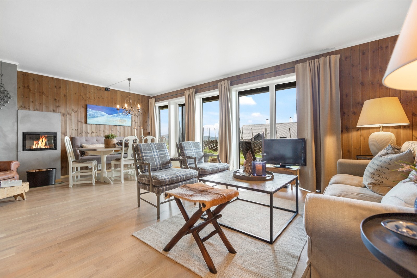 Stuen har god plass til sofagruppe og spisestue. Galleribilde