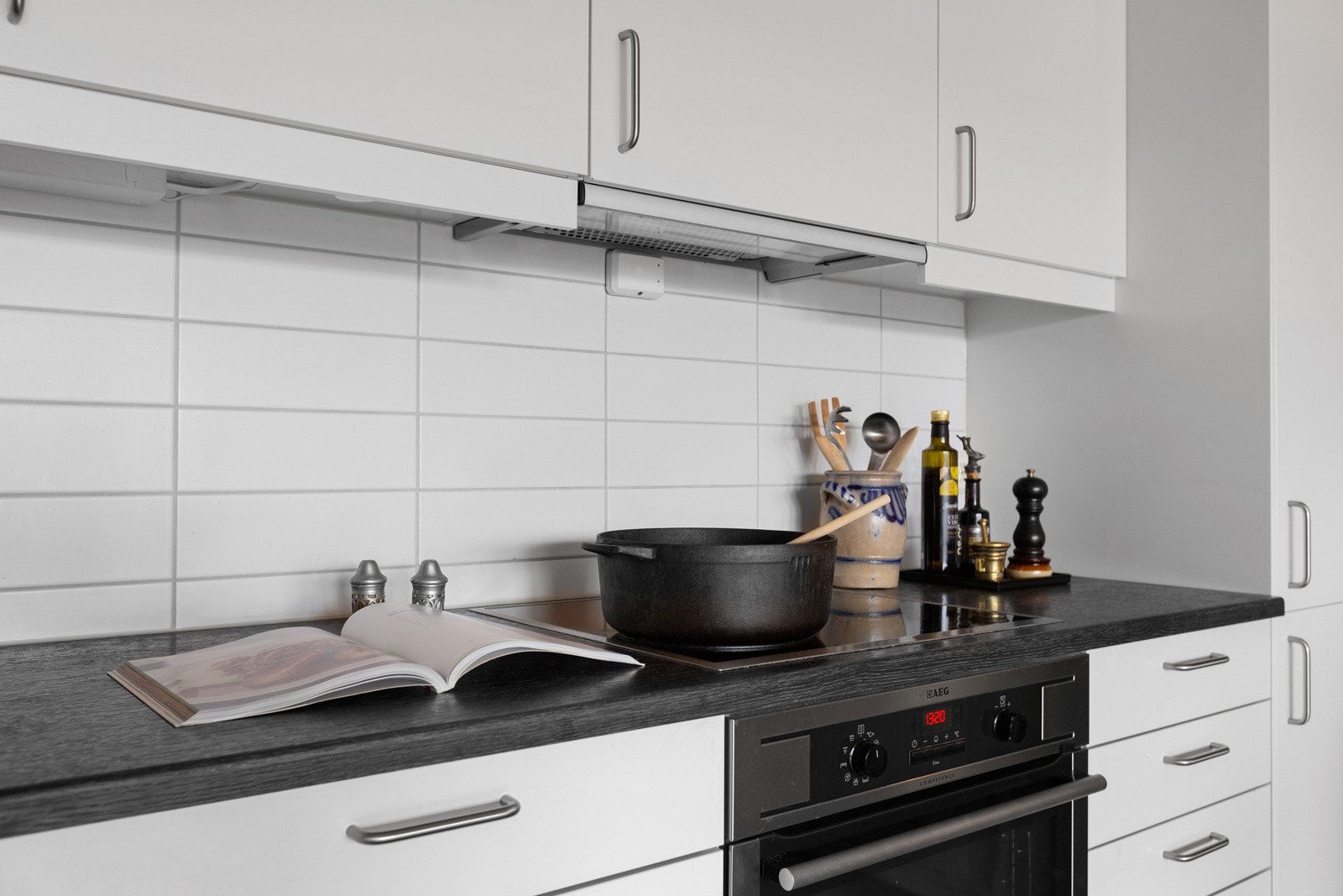 Komfyr, kjøl-/fryseskap og oppvaskmaskin er integrert. Galleribilde