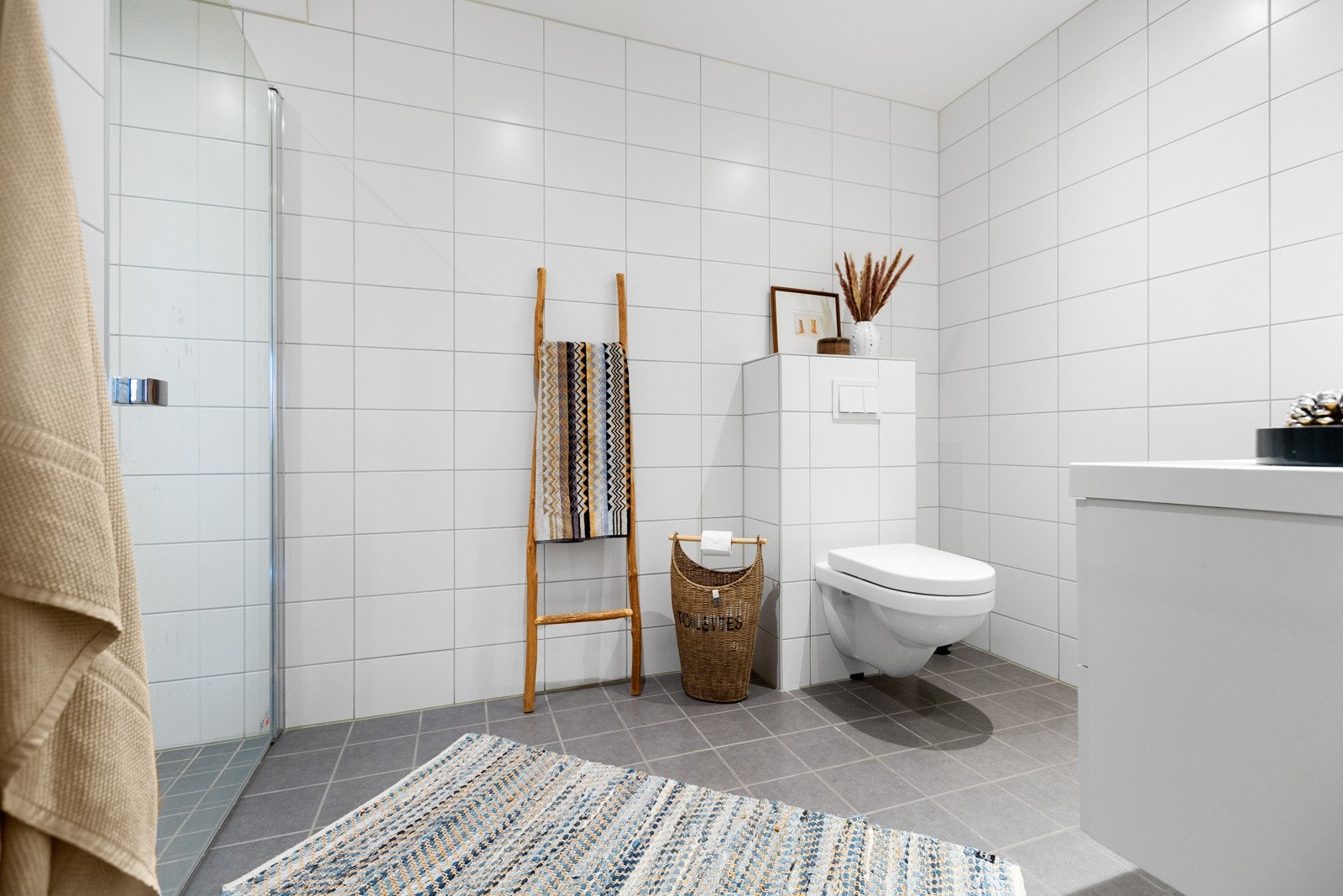 Badet er utstyrt med dusjnisje med glassdører. Galleribilde