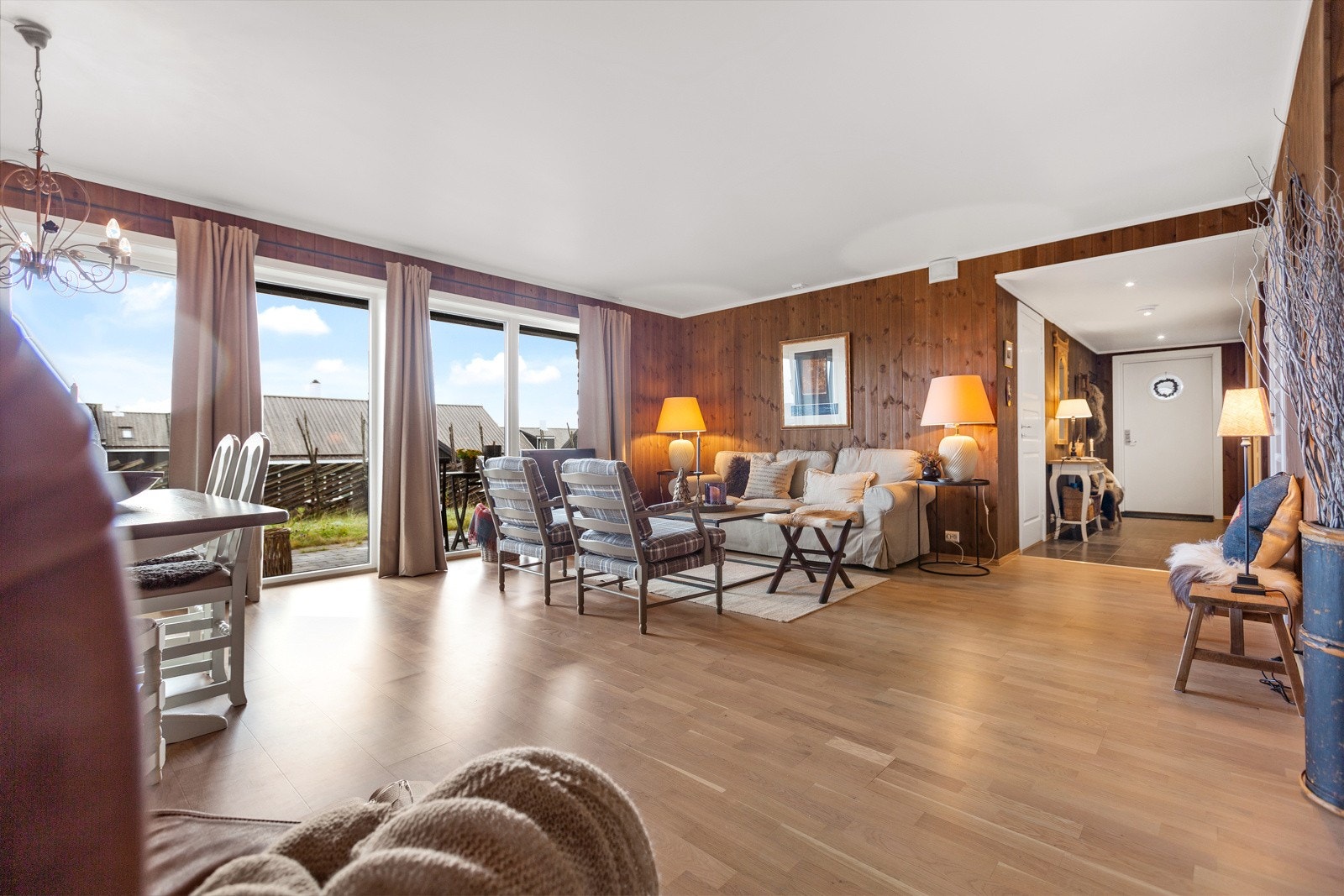 Lun og koselig stue med mye boltreplass. Galleribilde