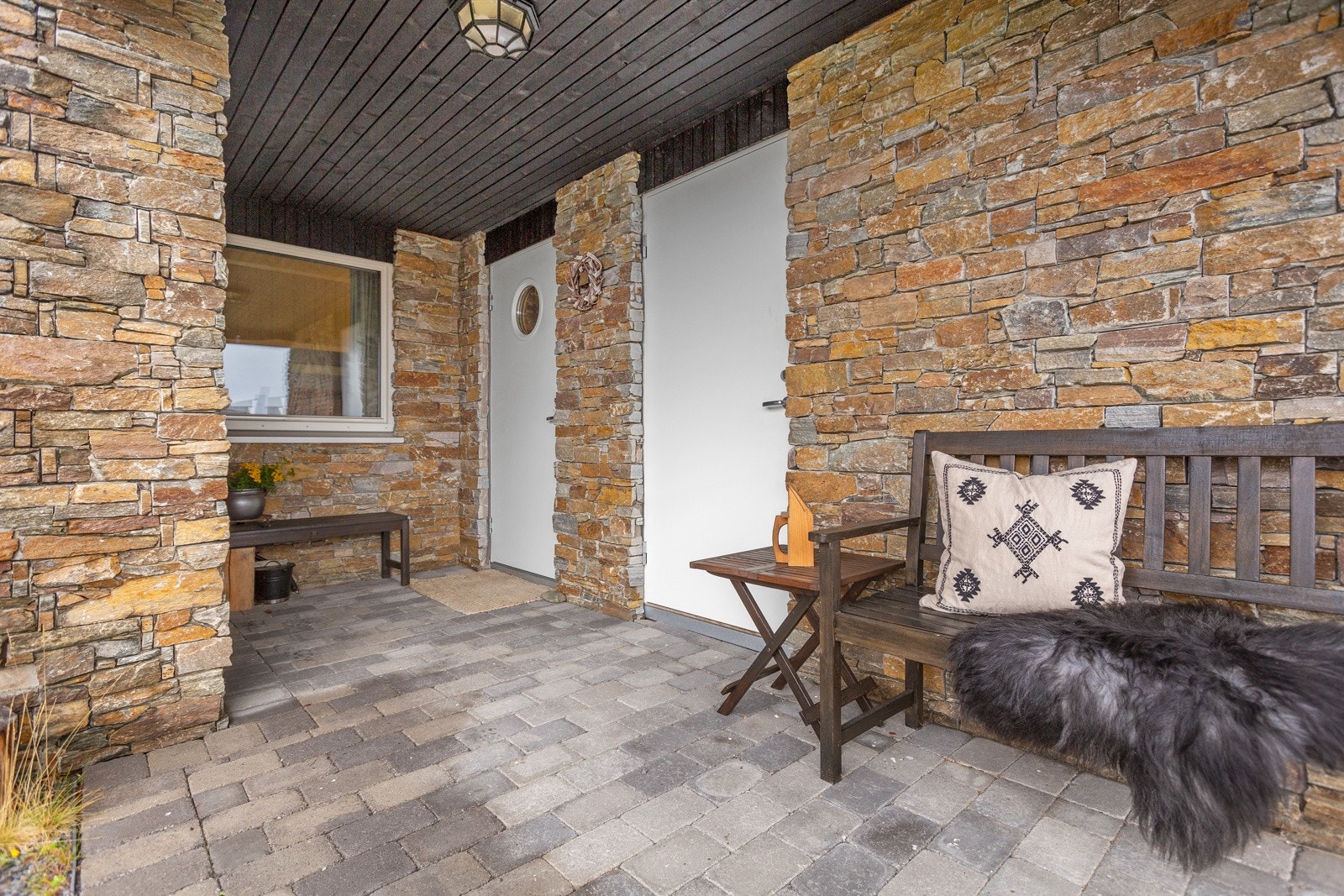 Koselig brusteinsbelagt inngangsparti. Galleribilde