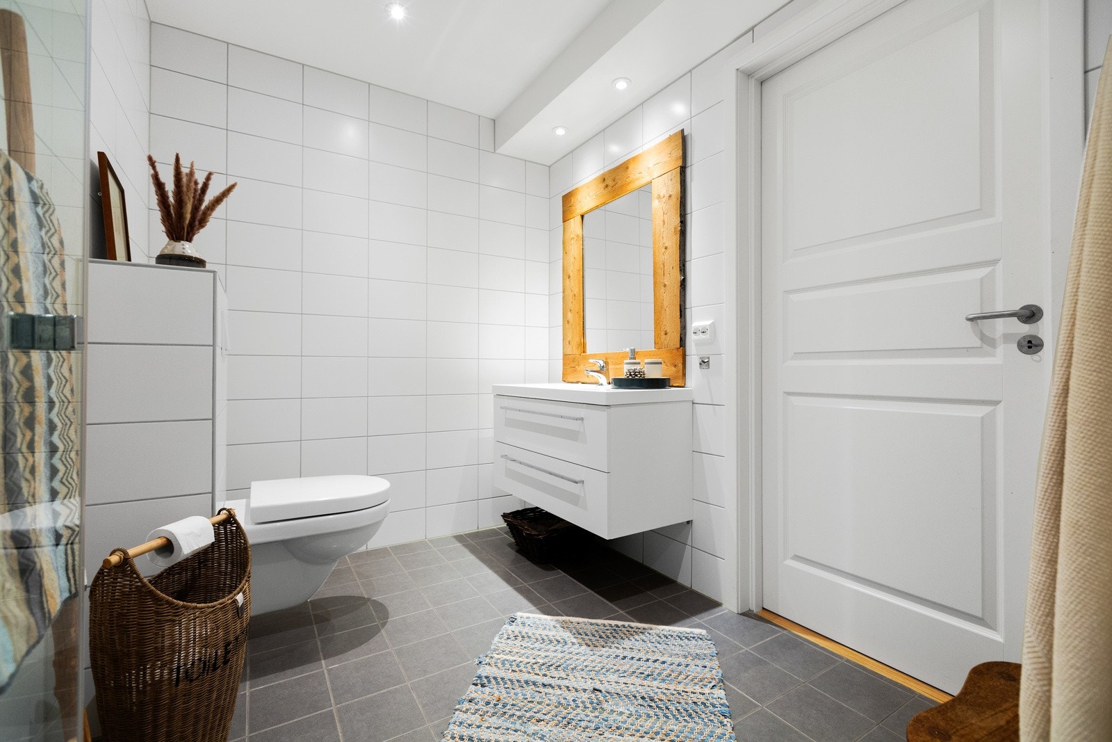 Stilrent servantskap med to skuffer og heldekkende servantplate. Galleribilde