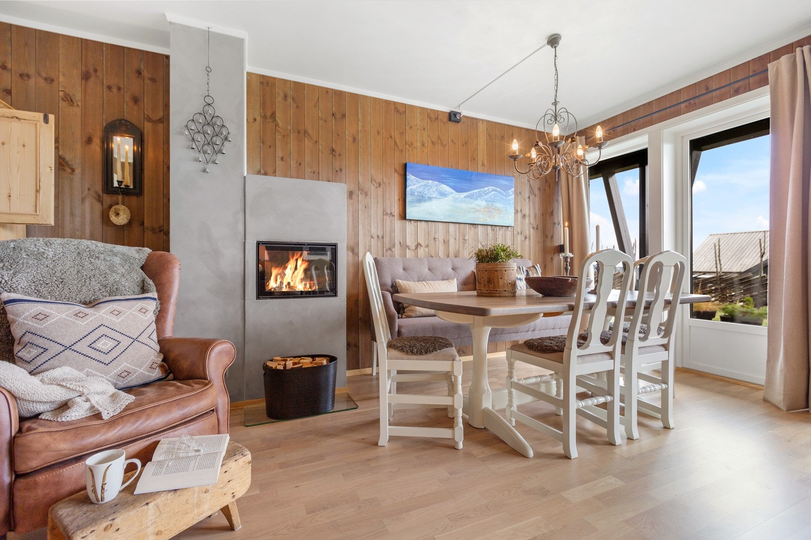 En koselig peis skaper god varme og stemning i rommet. Galleribilde