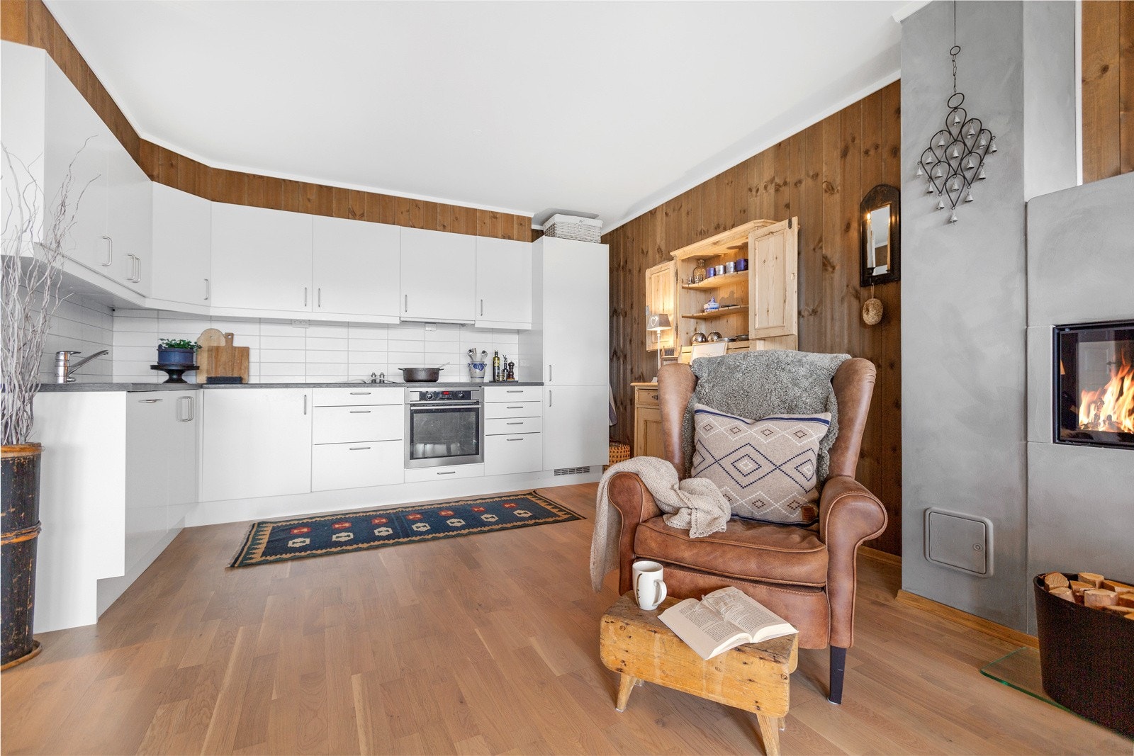 Stue/spisestue og kjøkken i åpen løsning. Galleribilde